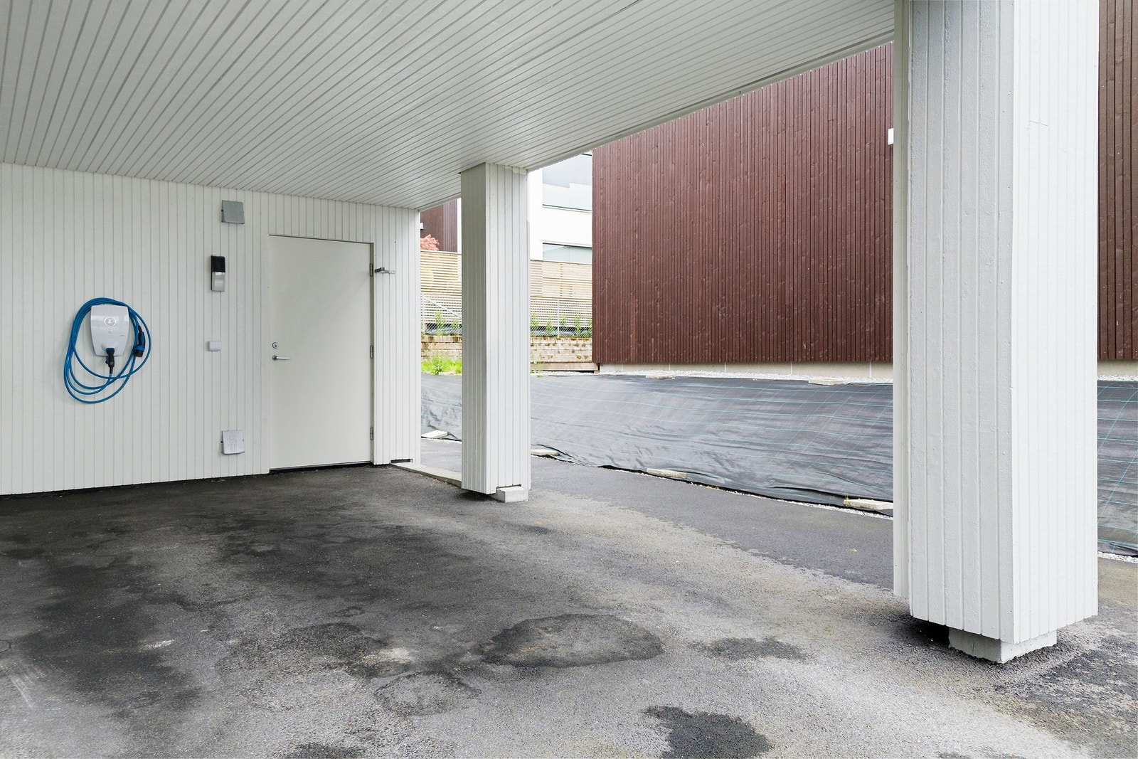 Parkering i carport med EL-billader Galleribilde