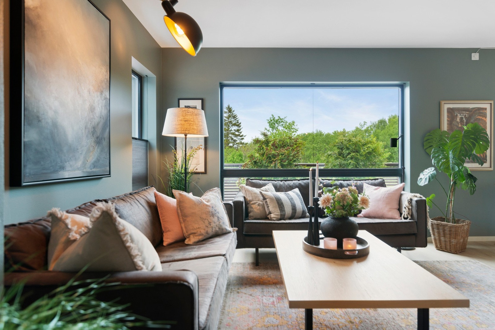 Det er montert plissé solskjerming på stuevinduene. Galleribilde