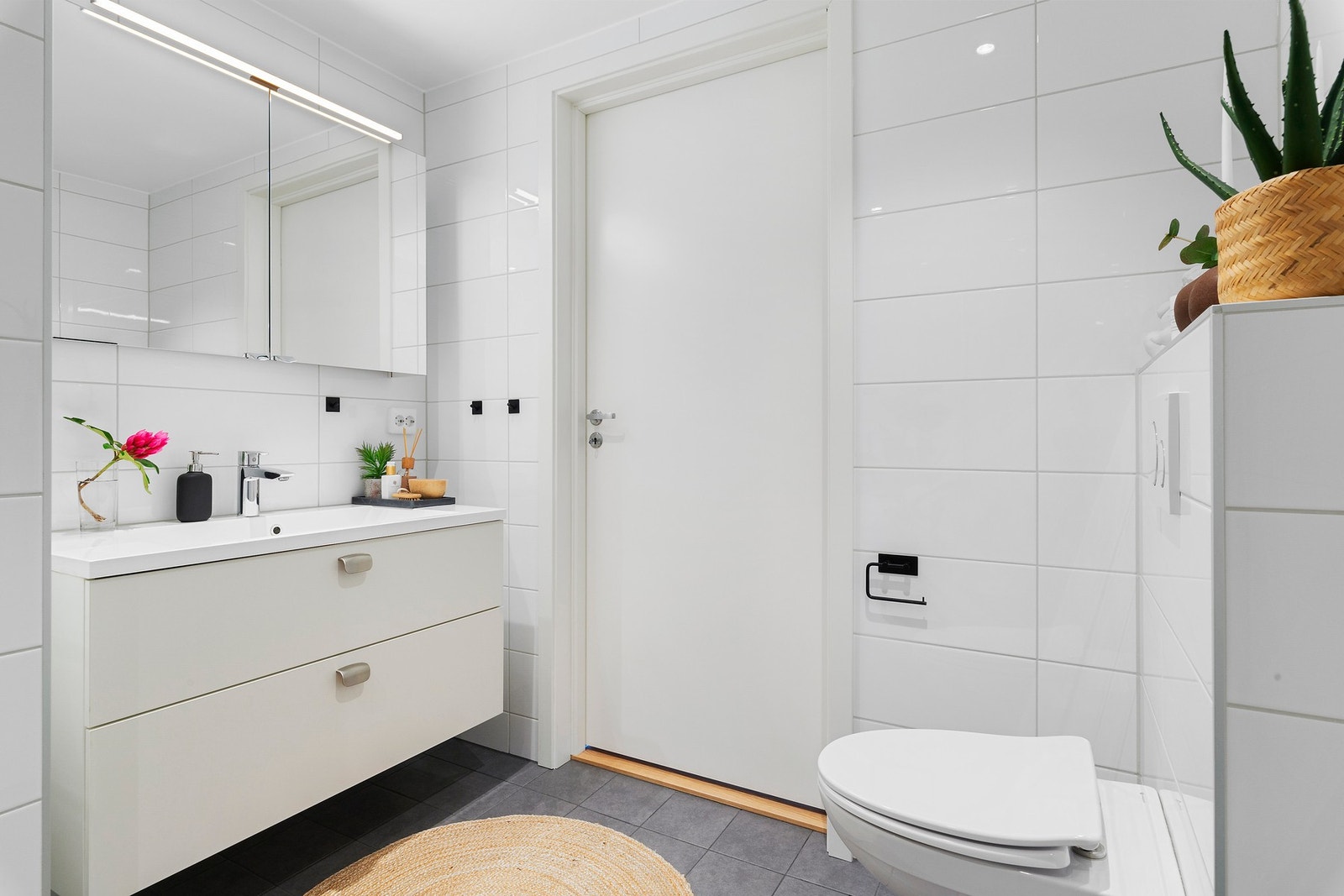 Godt med plass til velværeprodukter i baderomsinnredning og speilskap. Galleribilde