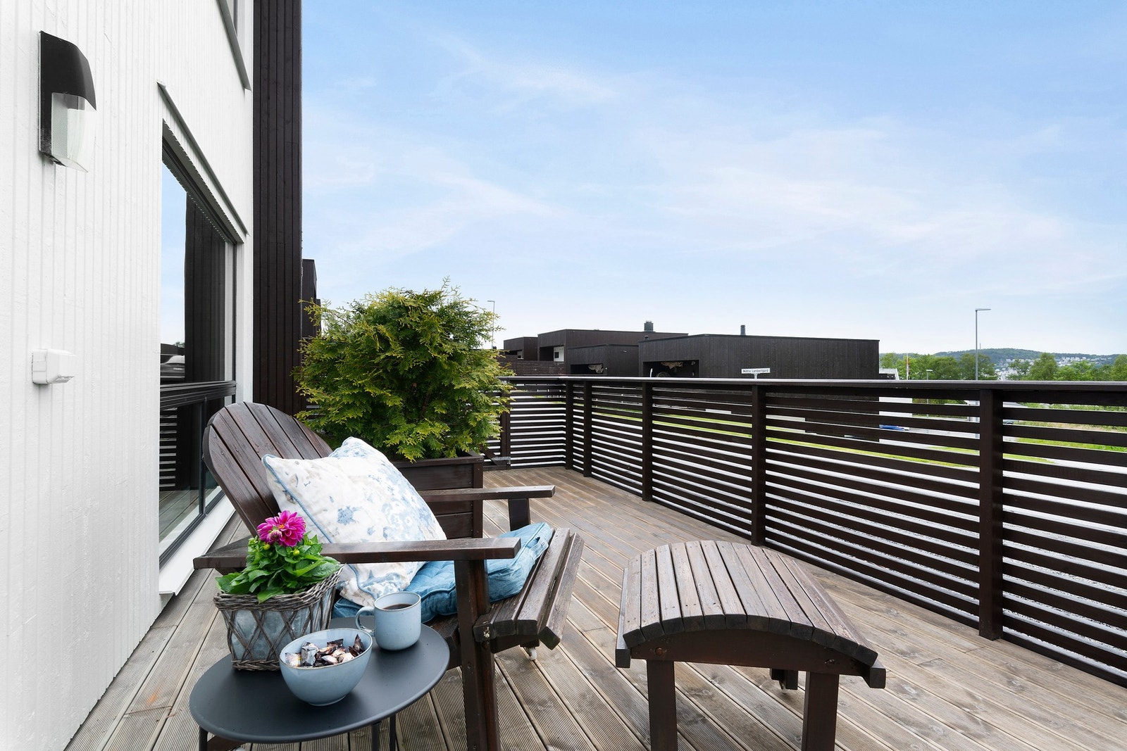 Utgang til terrasse med åpen utsikt fra stue/kjøkken. Galleribilde