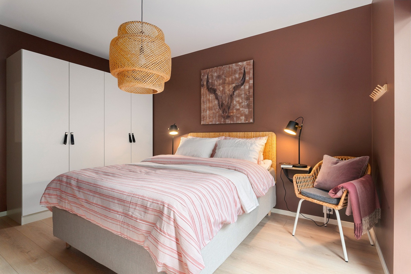 Soverom 1 er romslig med plass til ønsket garderobeløsning. Galleribilde