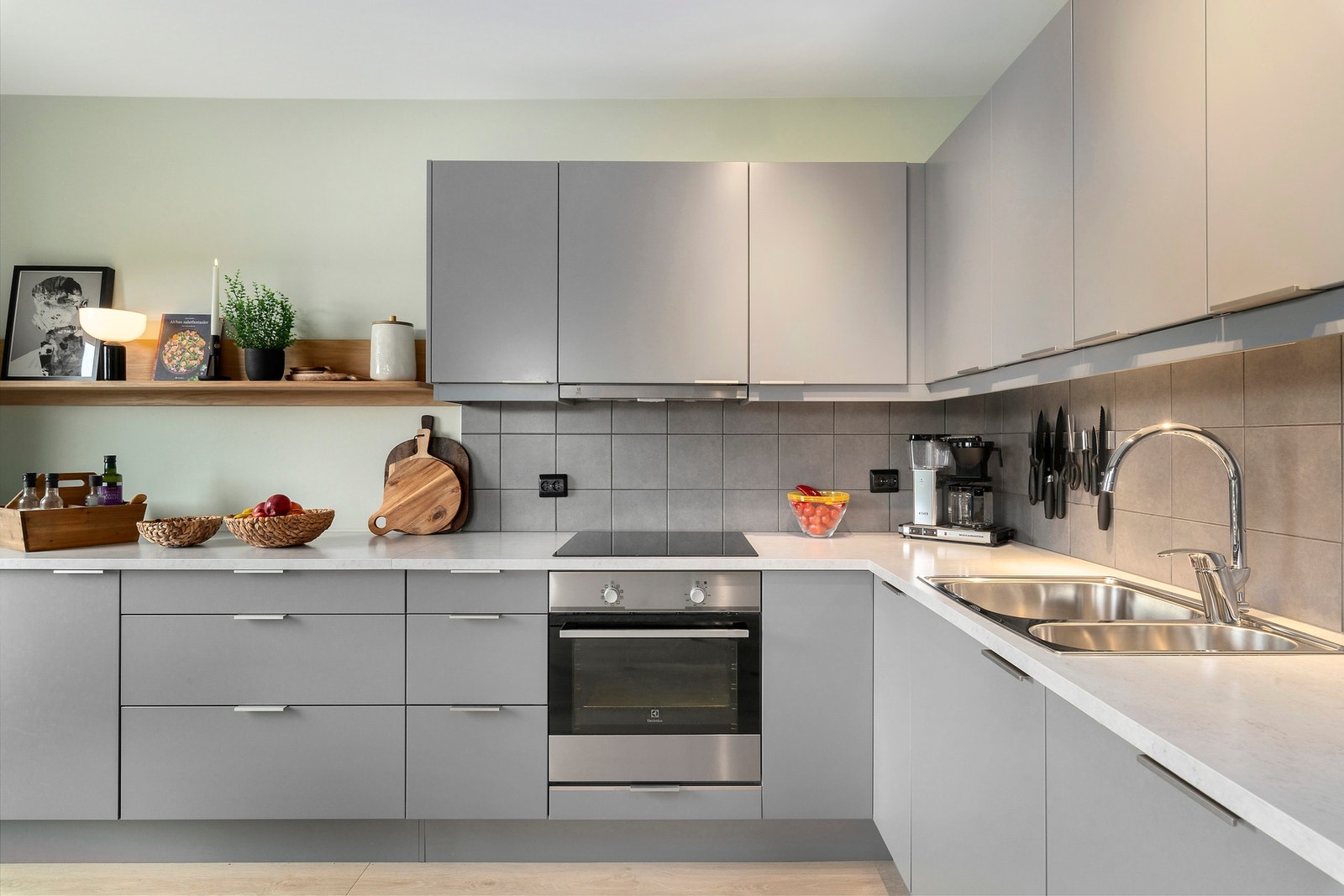 Alle hvitevarer er integrerte på kjøkkenet. Galleribilde