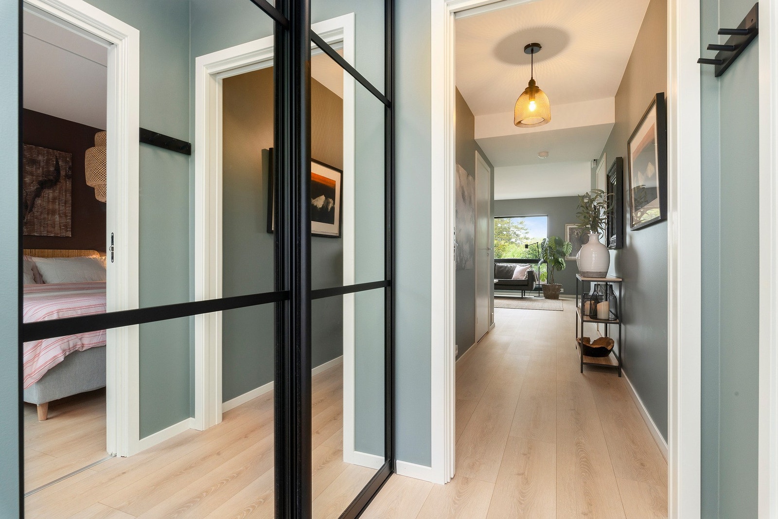 Skyvedørsgarderobe med helfigurspeil i entré. Galleribilde