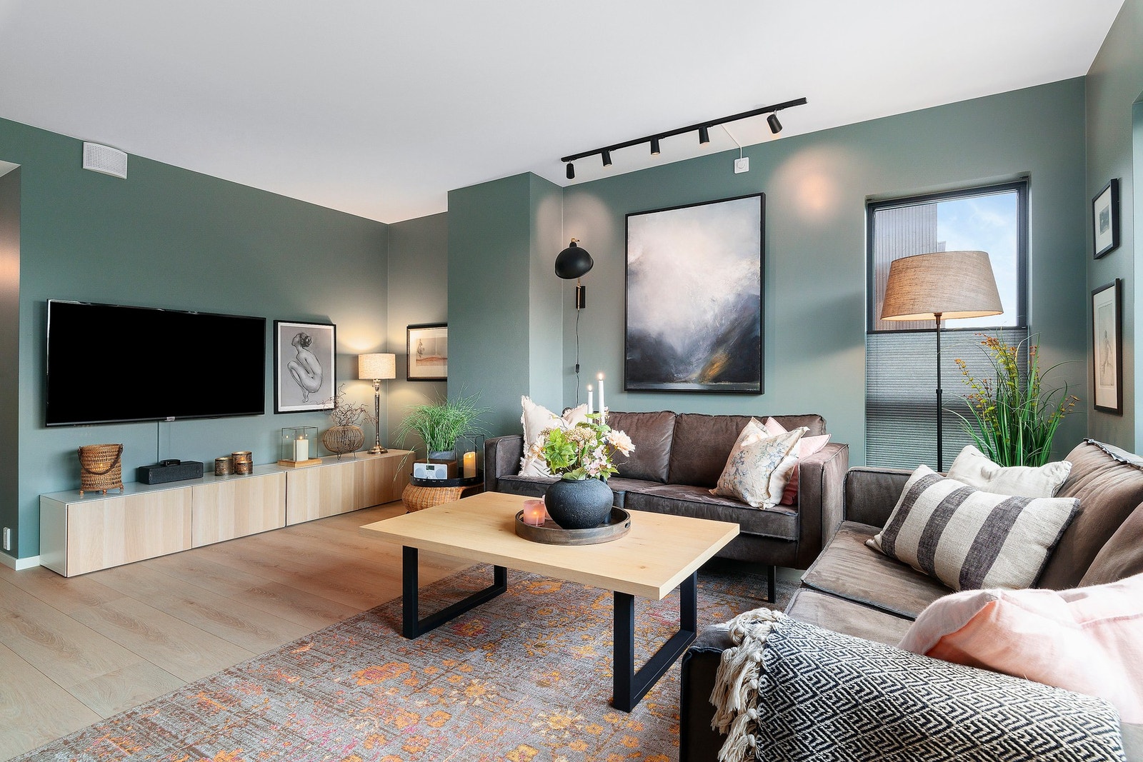 Mulighet for vedfyring på stuen. Galleribilde