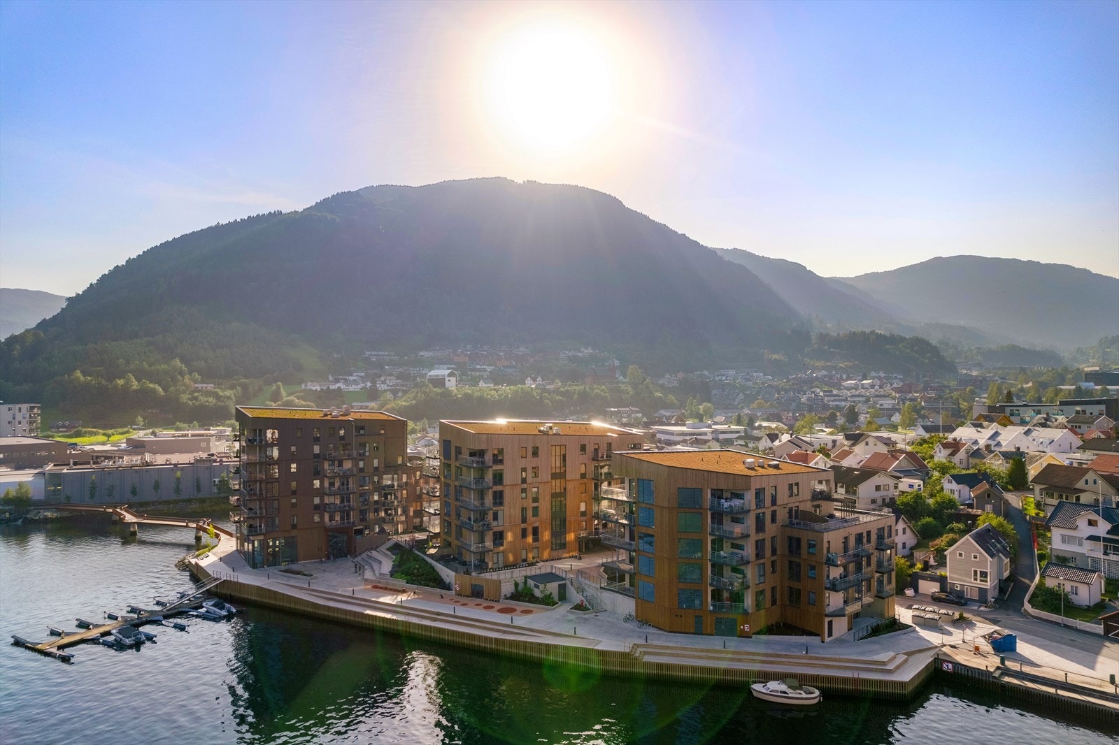 Leilegheita ligg i eit sentralt, nyetablert og attraktivt bustadområde på Lerum Brygge i Sogndal. Ein fantastisk beliggenheit for deg som ynskjer å bu sentralt, med kort veg til alt du treng i kvardagen. Galleribilde
