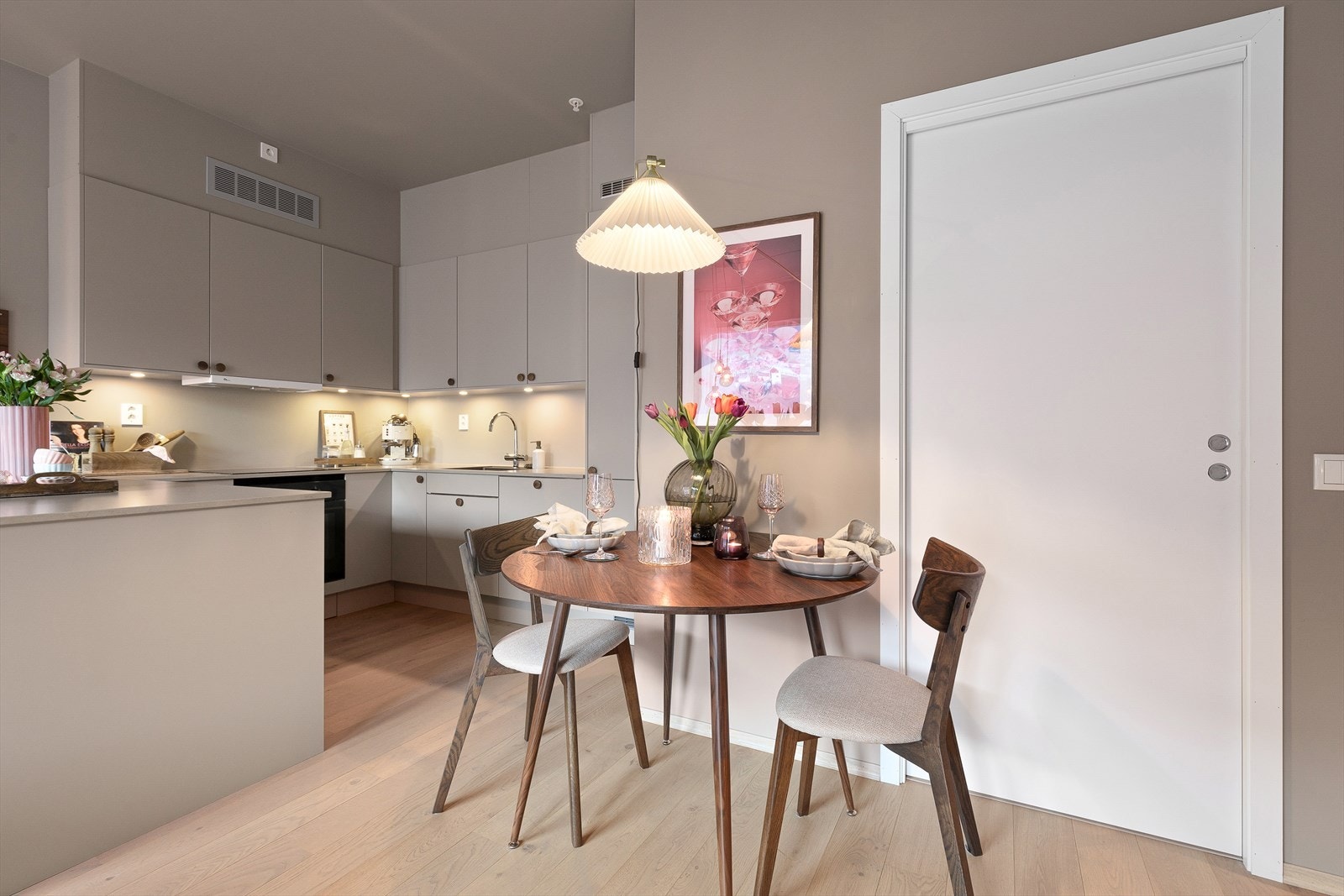 Det er også plass til eit mindre spisebord der gode måltid kan nytast. Galleribilde