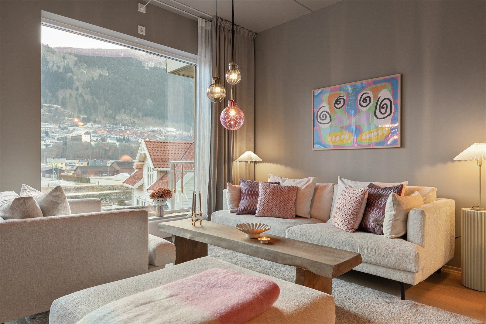 Frå stove har ein utgang til koseleg altan på ca 10 m². Galleribilde