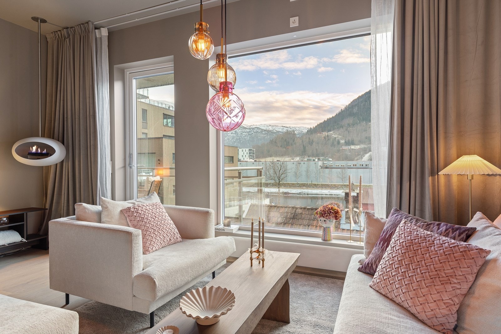 I stova har ein store vindauge som slepp inn godt med lys. Galleribilde