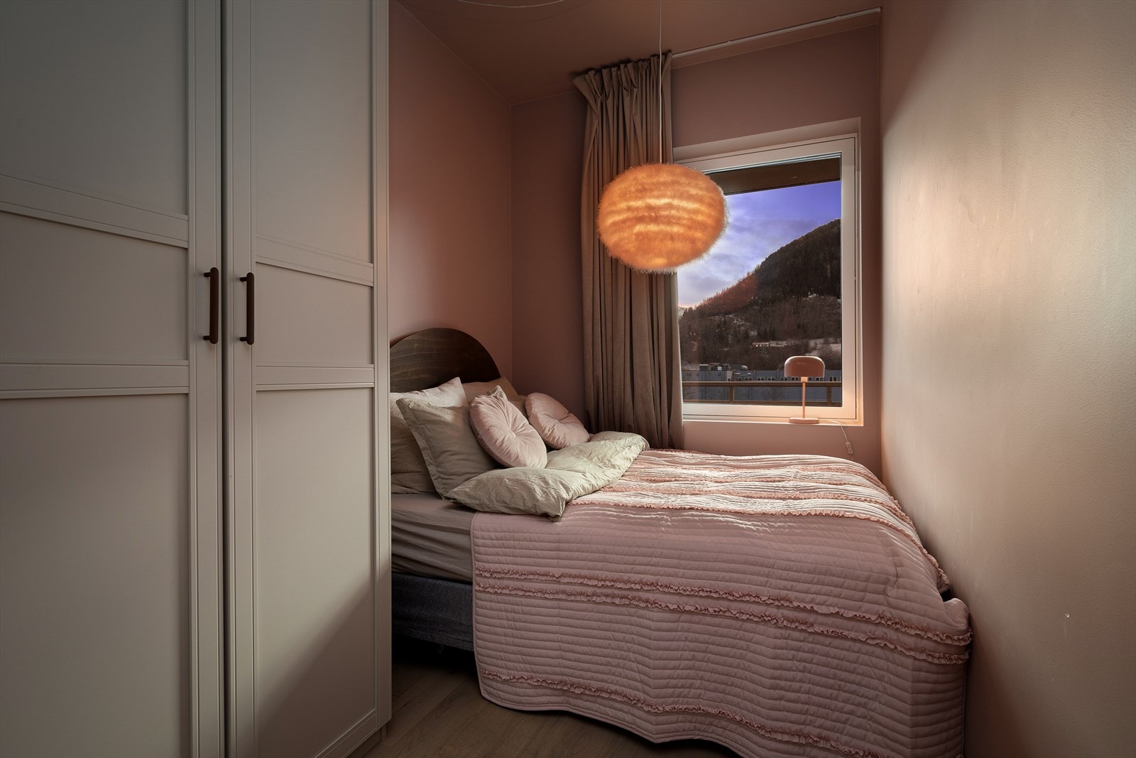 Her er det plass til seng og garderobe. Galleribilde