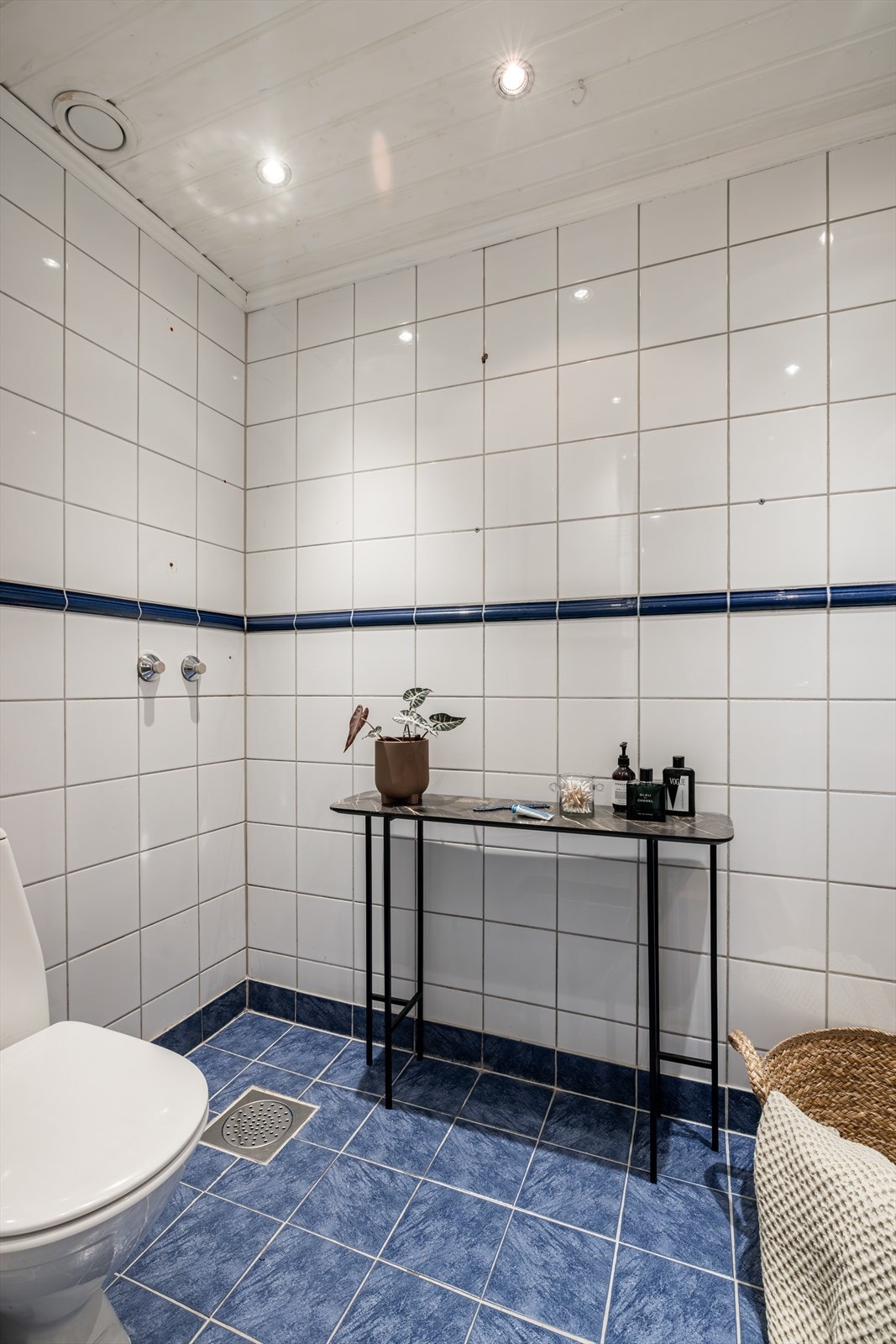 Det er varmekabler i gulvet, opplegg for vaskemaskin og downlights i himling. Galleribilde