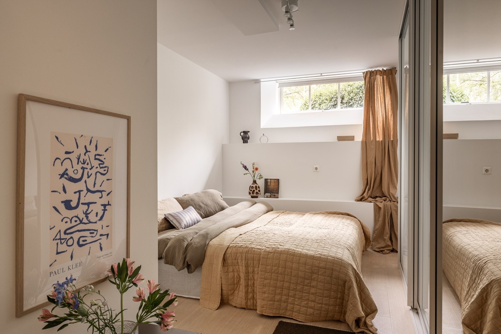 Hovedsoverommet - God plass til dobbeltseng med tilhørende nattbord. Enkel og romslig skyvedørsgarderobe. Galleribilde