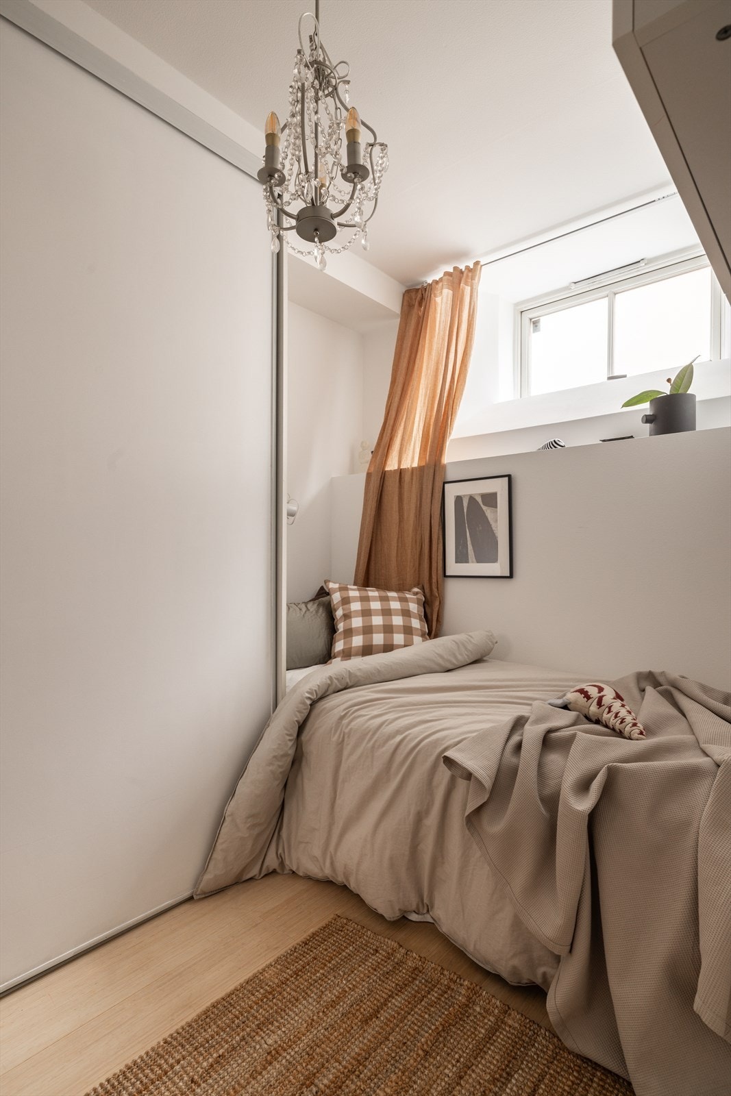 Kontoret / garderoberommet er i dag innredet som soverom. De godkjente byggetegningene fra kommunen tilsier at rommet skal benyttes som garderobe eller kontor. Galleribilde