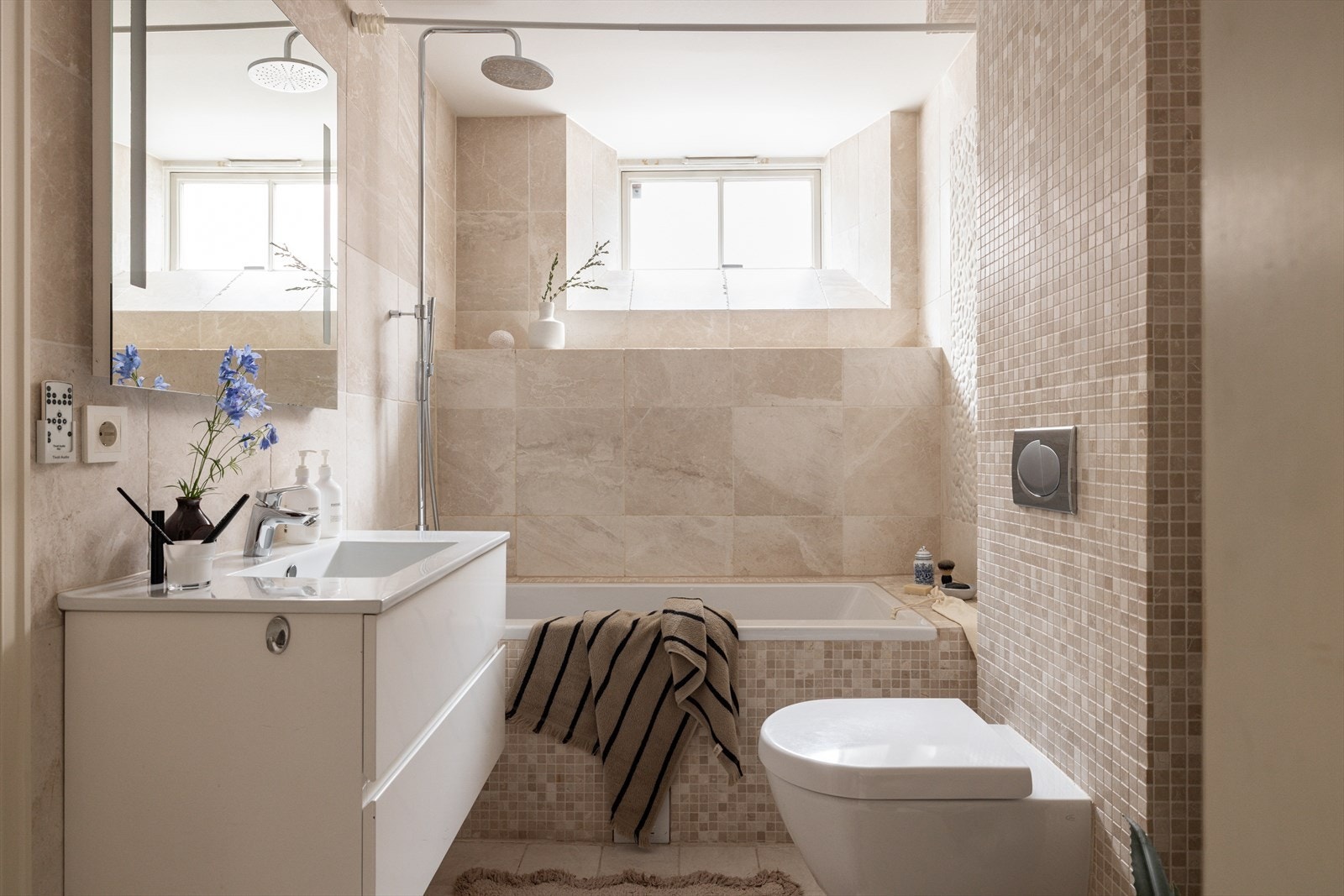 Lekkert flislagt baderom fra 2010. Det er flislagt med marmorfliser og oppleves som tidløst og moderne. Galleribilde