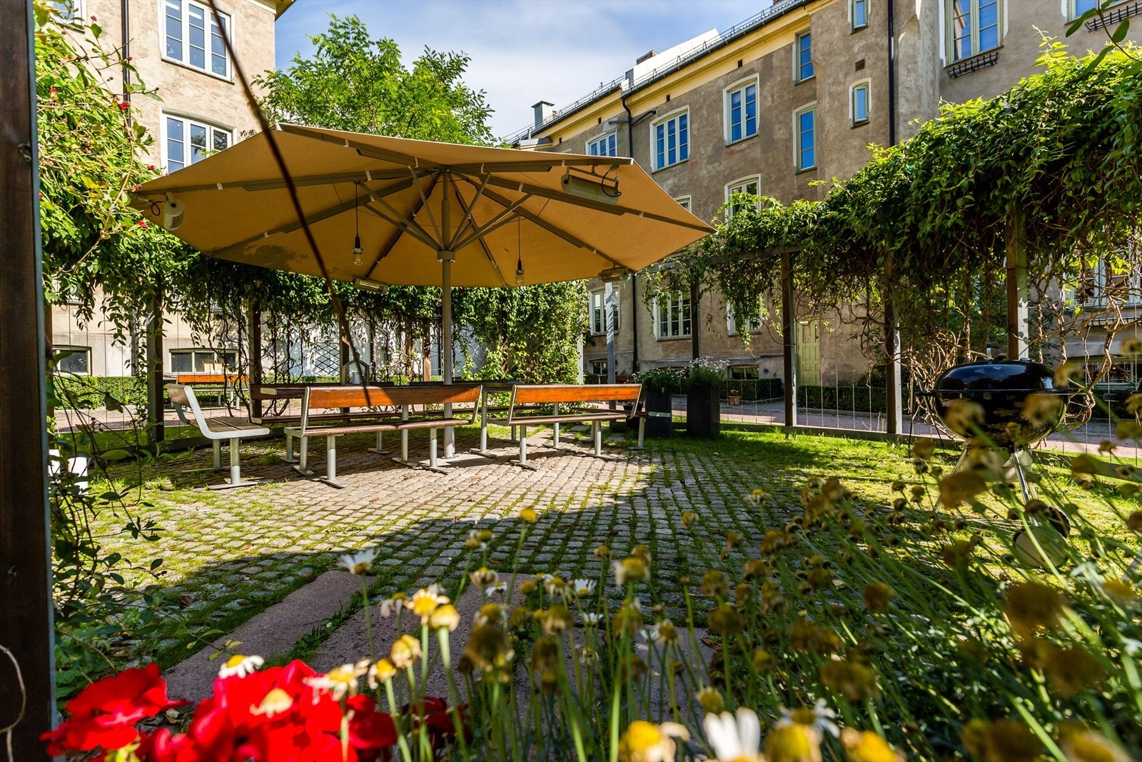 Det er det anerkjente arkitektkontoret Snøhetta som har tegnet dette flott gårdsrommet. Beboerne kaller denne delen for "Ringen" og her kan man invitere naboer og gjester til selskap under parasollen med varmelamper. Galleribilde