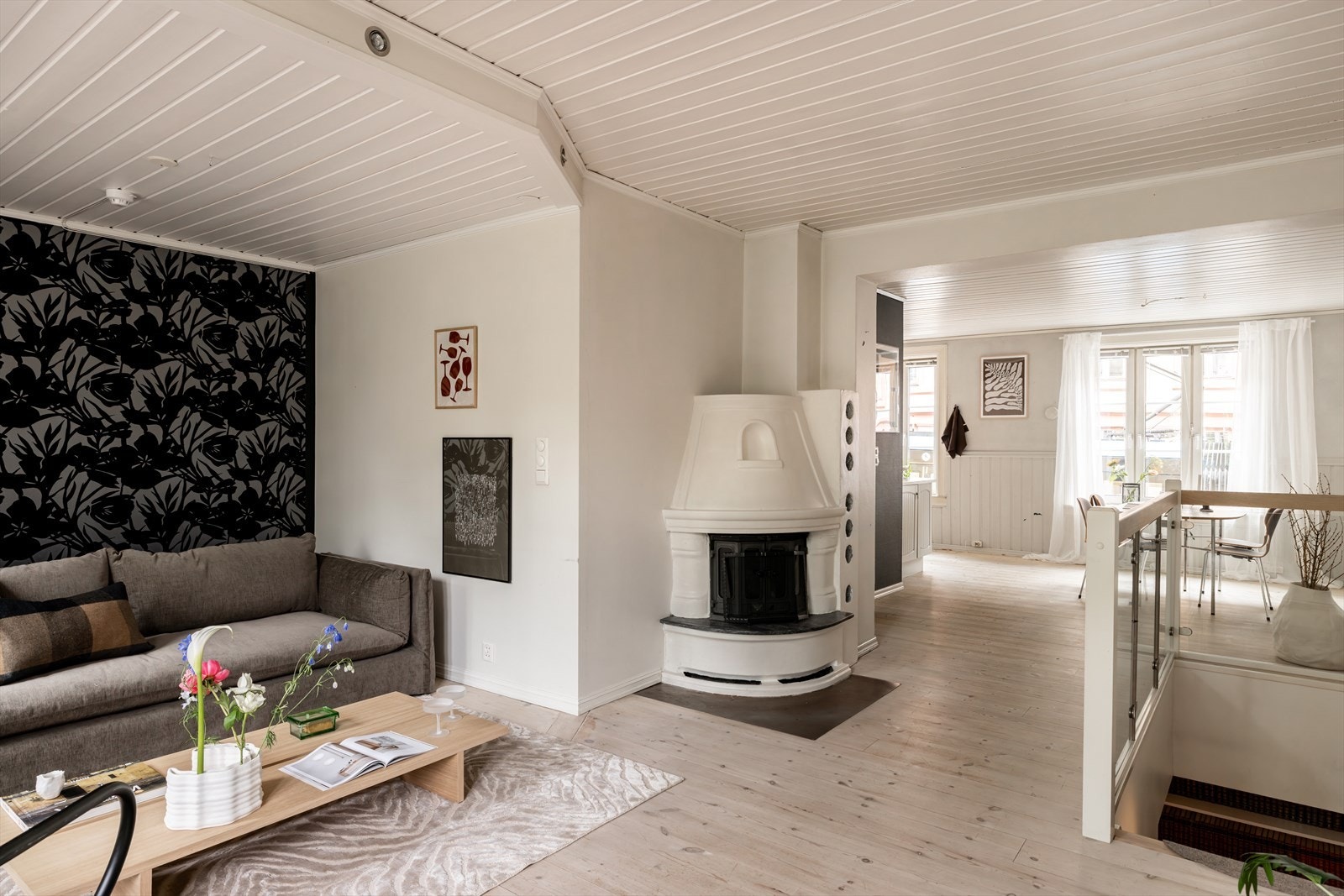 Åpen stue, spisestue og kjøkken løsning med naturlige soner. Peis som bidrar til kos og varme på den kaldere årstiden. Galleribilde