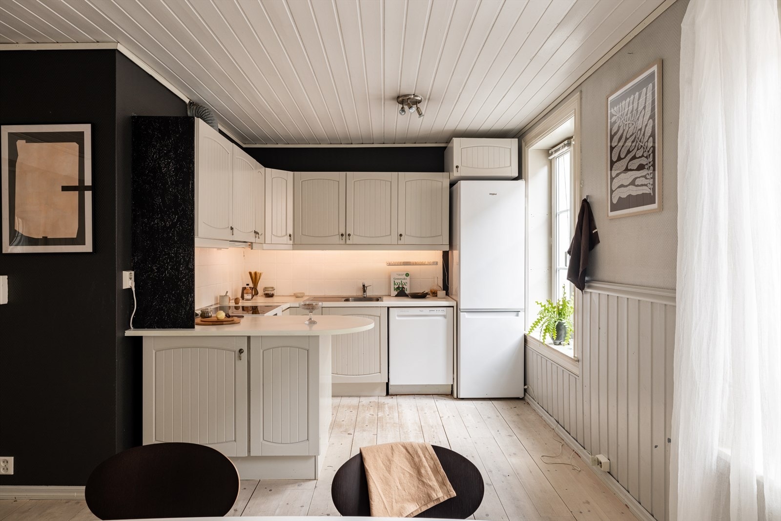 Kjøkkenet ligger godt plassert mot spisestuen. Galleribilde