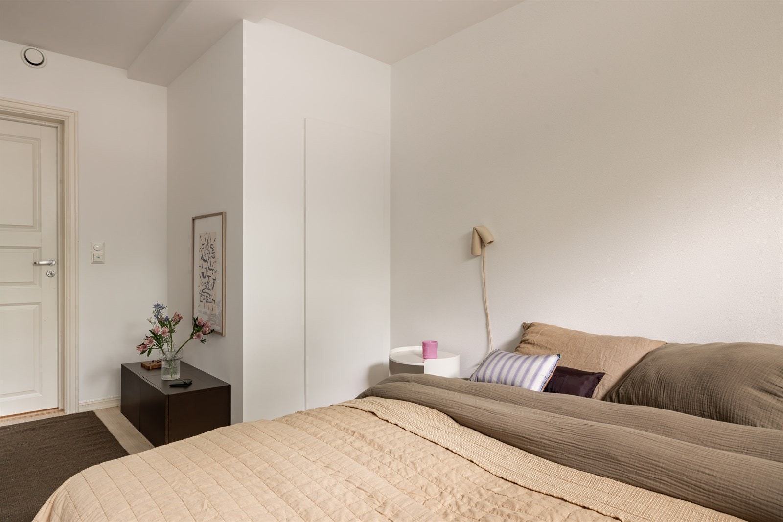 God plass for opbevaring i rom under trappen. Galleribilde