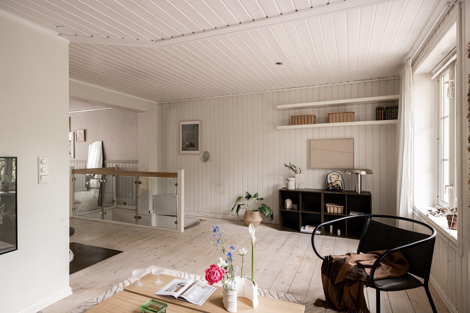 Boligen er gjennomgående og har store vindusflater så boligen oppleves som lys og luftig! Galleribilde