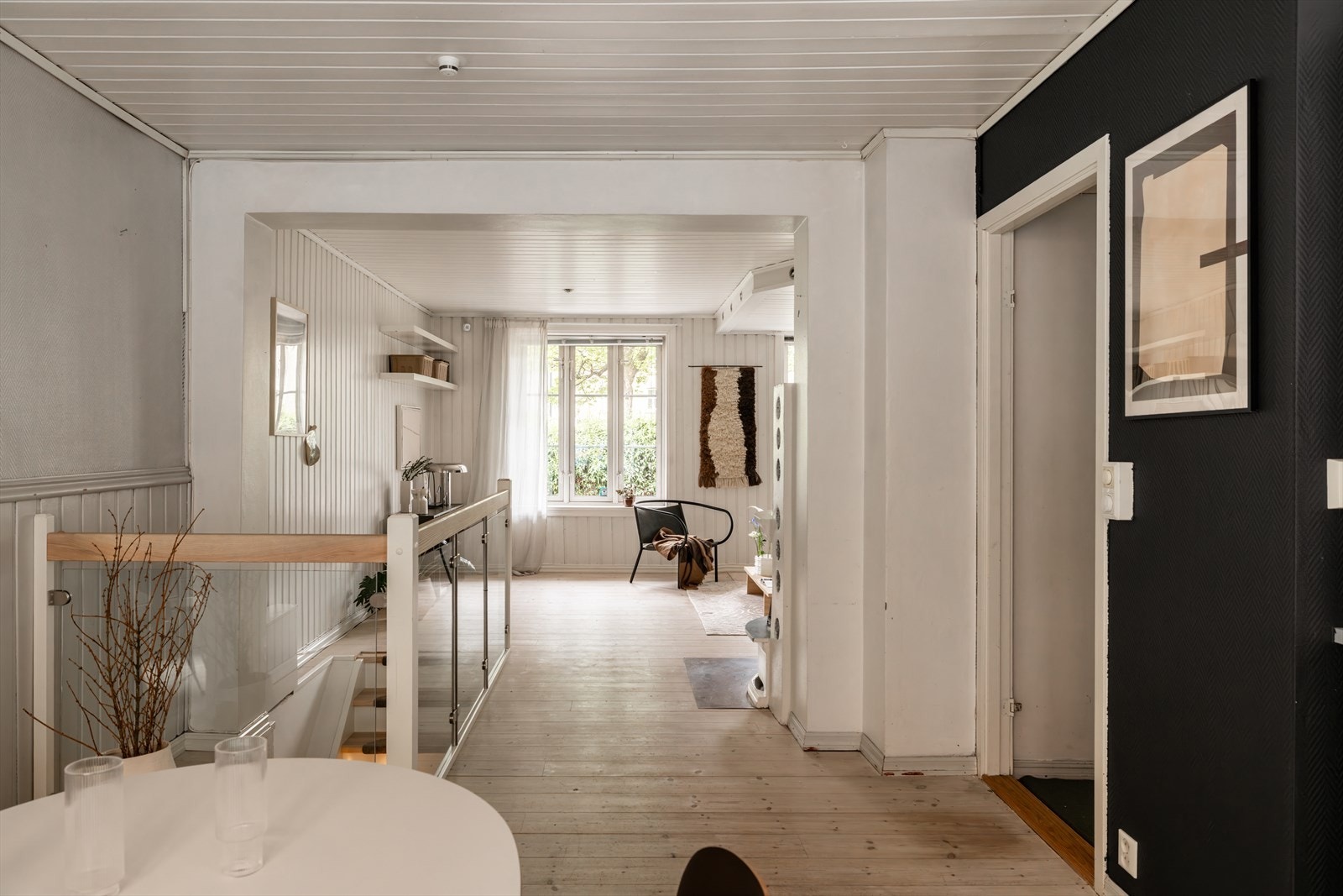 Leiligheten ligger i en høy 1.etg så det er fint utsyn til den flotte og frodige bakgården og mot nabobebyggelse i Toftes gate. Galleribilde