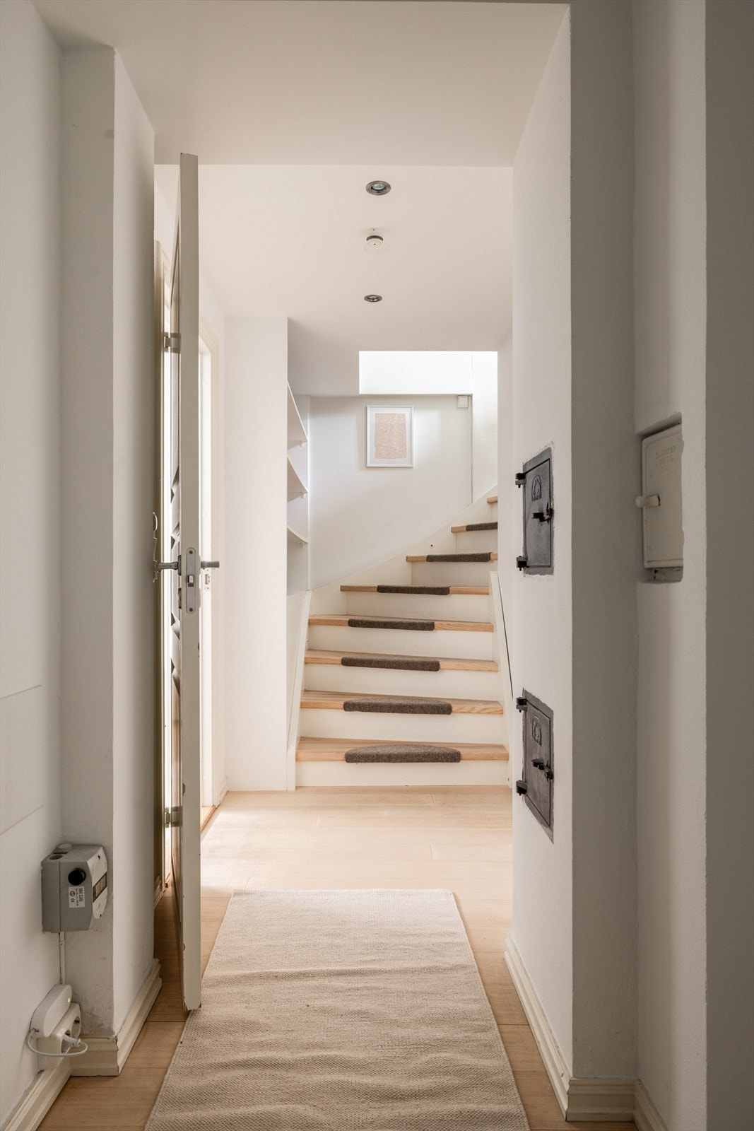 Ned trappen fra stuen kommer vi til underetasjen. Boligen ble utvidet med areal i u.etg i 2010 og ferdigattest foreligger. Galleribilde