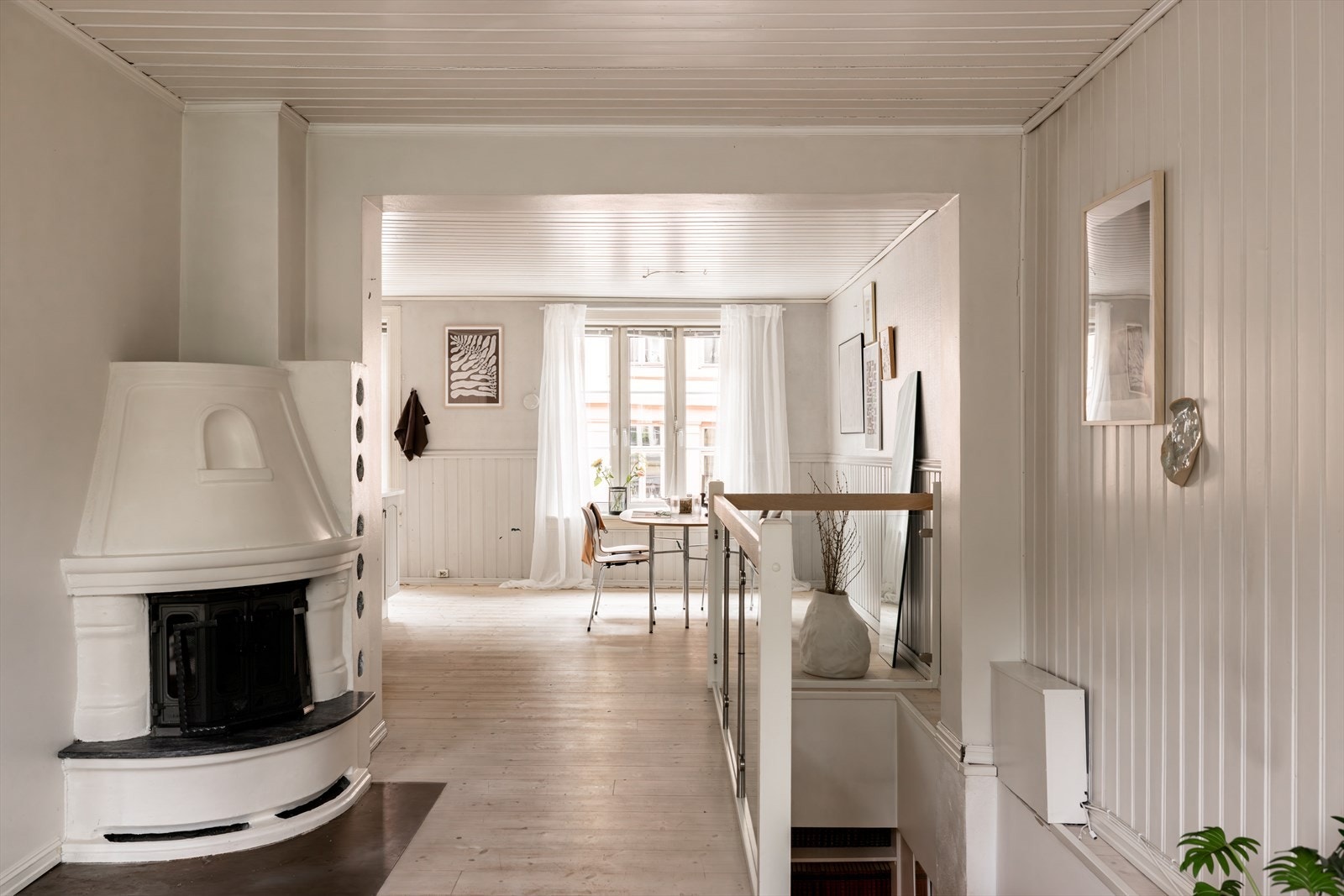 På gulvet er det heltre gulvbord så her kan du slipe og fargesette slik du ønsker. Galleribilde