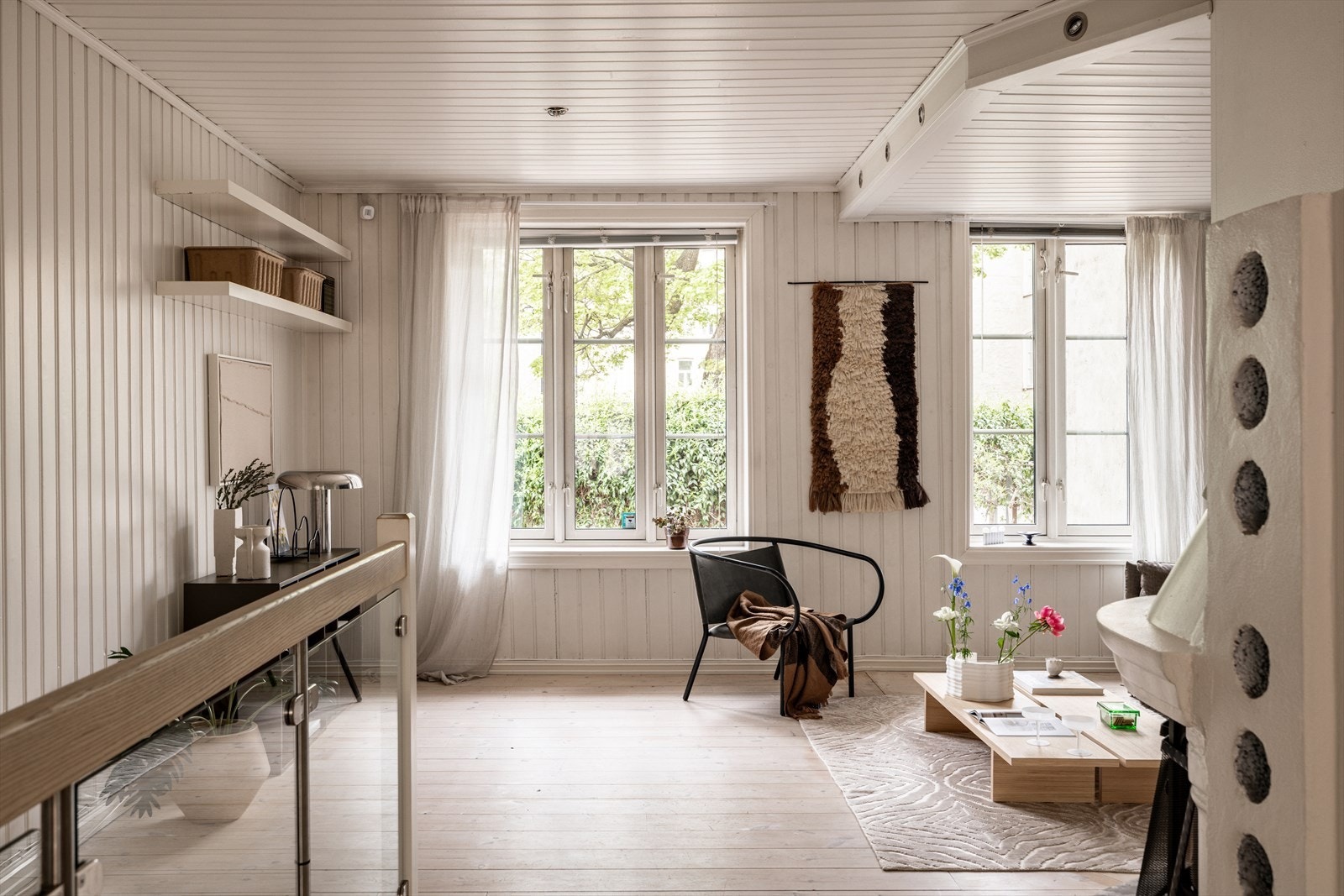 Romslig stue med god plass for sofaseksjon og tilhørende møblement. Store vindusflater mot en fantastisk bakgård! Galleribilde