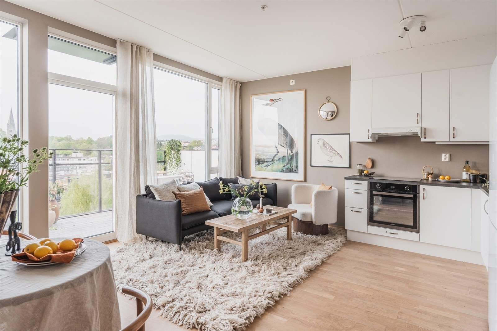 Integrerte hvitevarer og god skapplass gir en praktisk hverdag. Overskap med foring til tak utnytter høyden maksimalt. Avtrekksvifte er elegant integrert i overskapet. Galleribilde