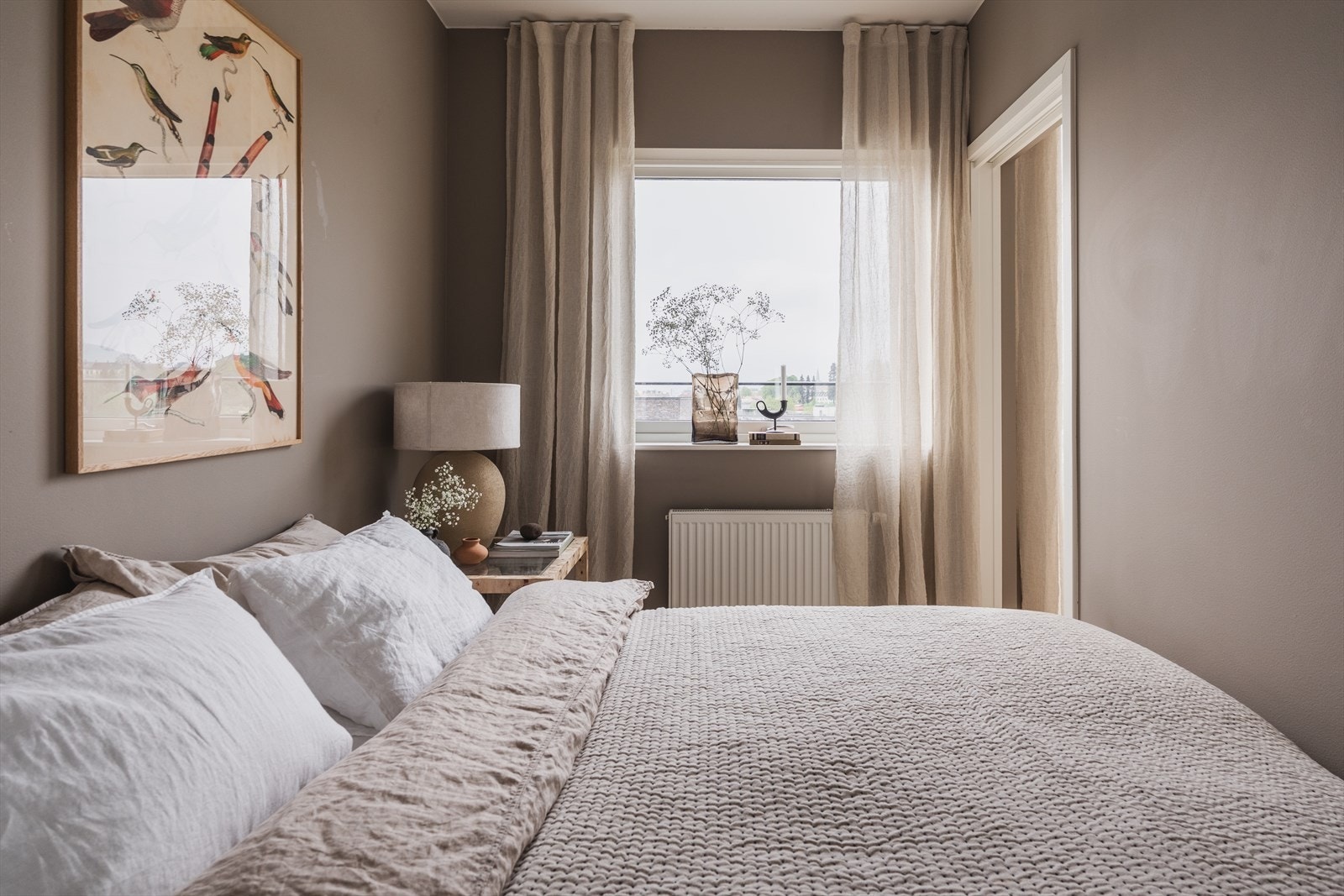 Det store vinduet gir rikelig med dagslys samtidig som du har full privatliv. Veggene er nøytralt malt og gir deg frihet til å innrede etter egen smak. Galleribilde