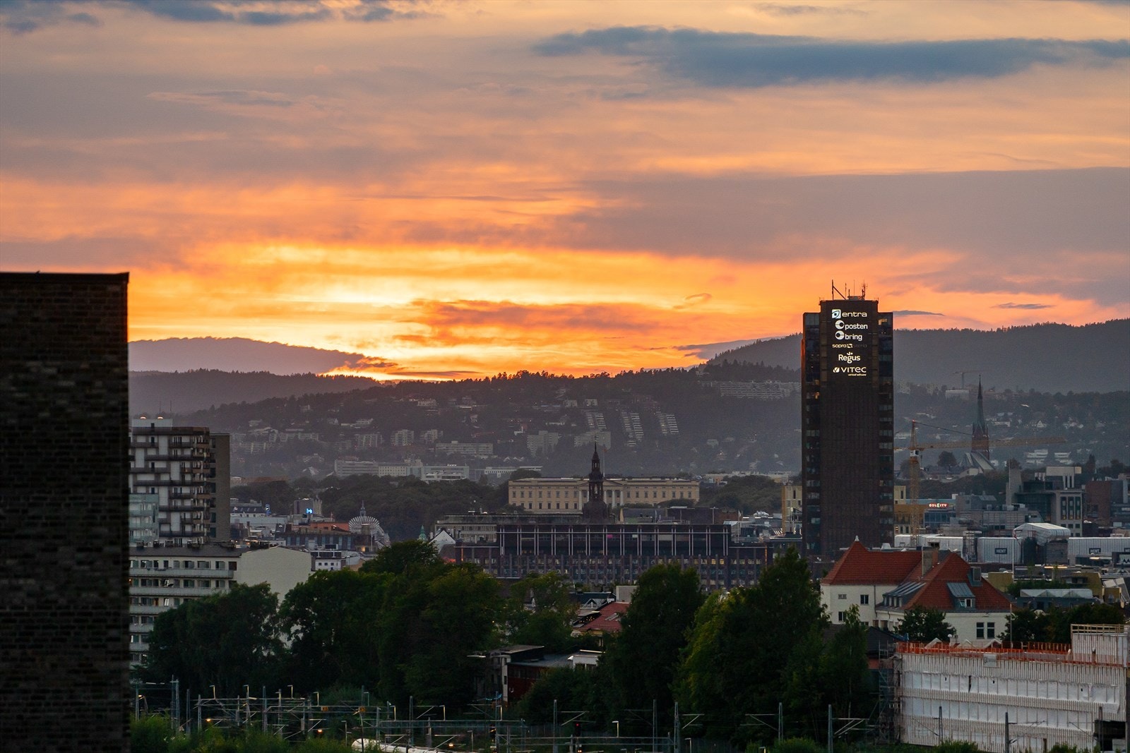 Magisk himmel på kveldstid. Fra leiligheten har man utsikt over blant annet Slottet, Oslo plaza, postbygget og Vålerenga kirke Galleribilde