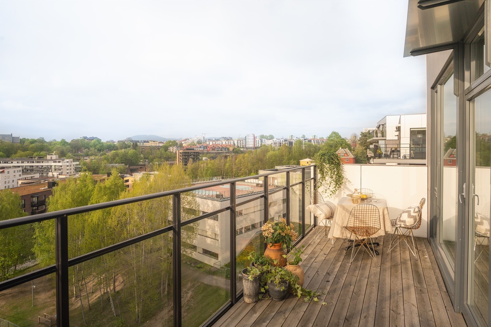 En naturlig forlengelse av stue og kjøkken - perfekt for morgenkaffen eller et glass vin i kveldssola. Galleribilde