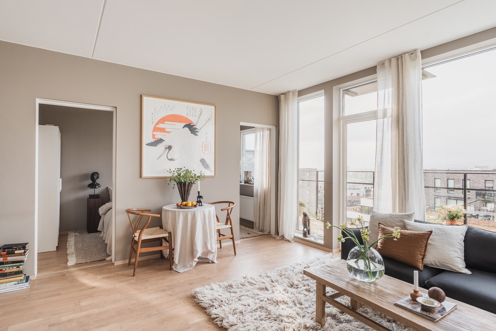 Gulvene er i pen parkett, og veggene er malt i en delikat, moderne fargetone. Galleribilde