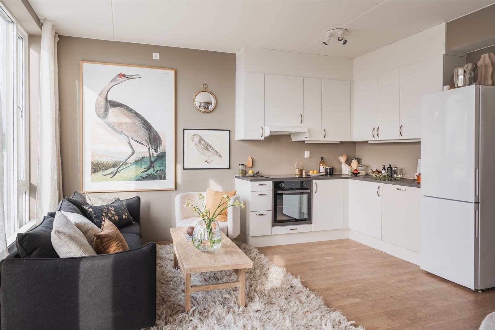 Benkeplassen er rikelig og gir rom for matlaging i hverdagen og til fest. Galleribilde