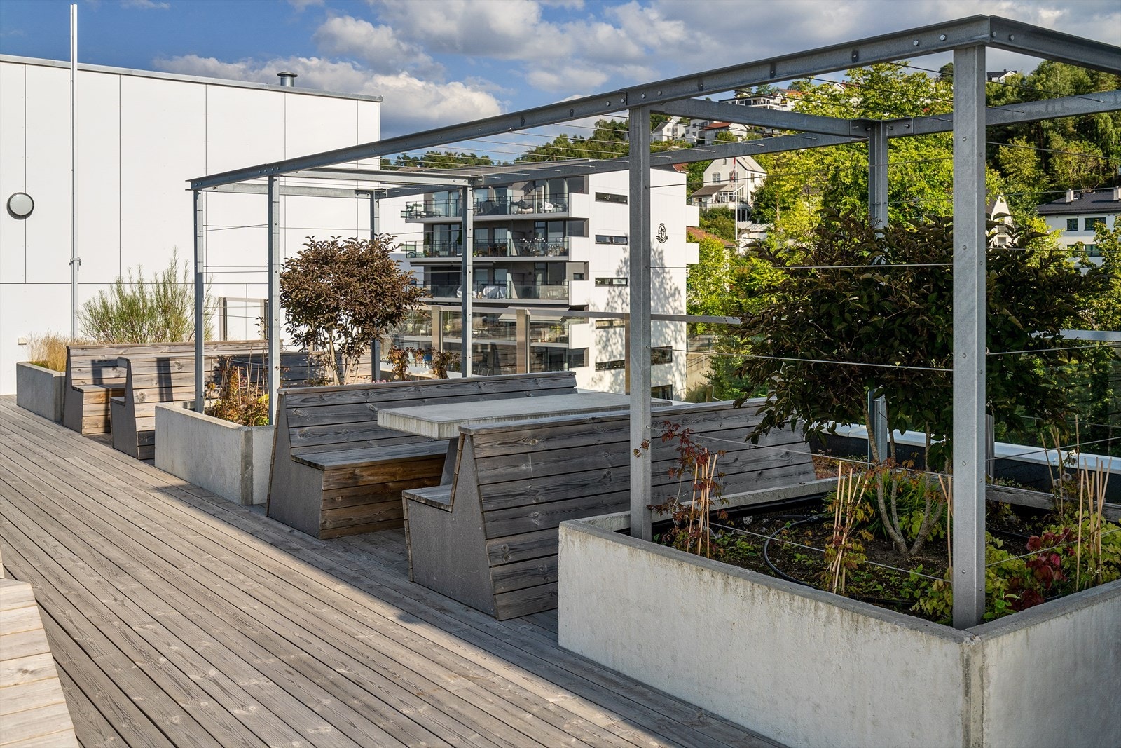 Borettslaget har også en stor takterrasse med flere sittegrupper Galleribilde