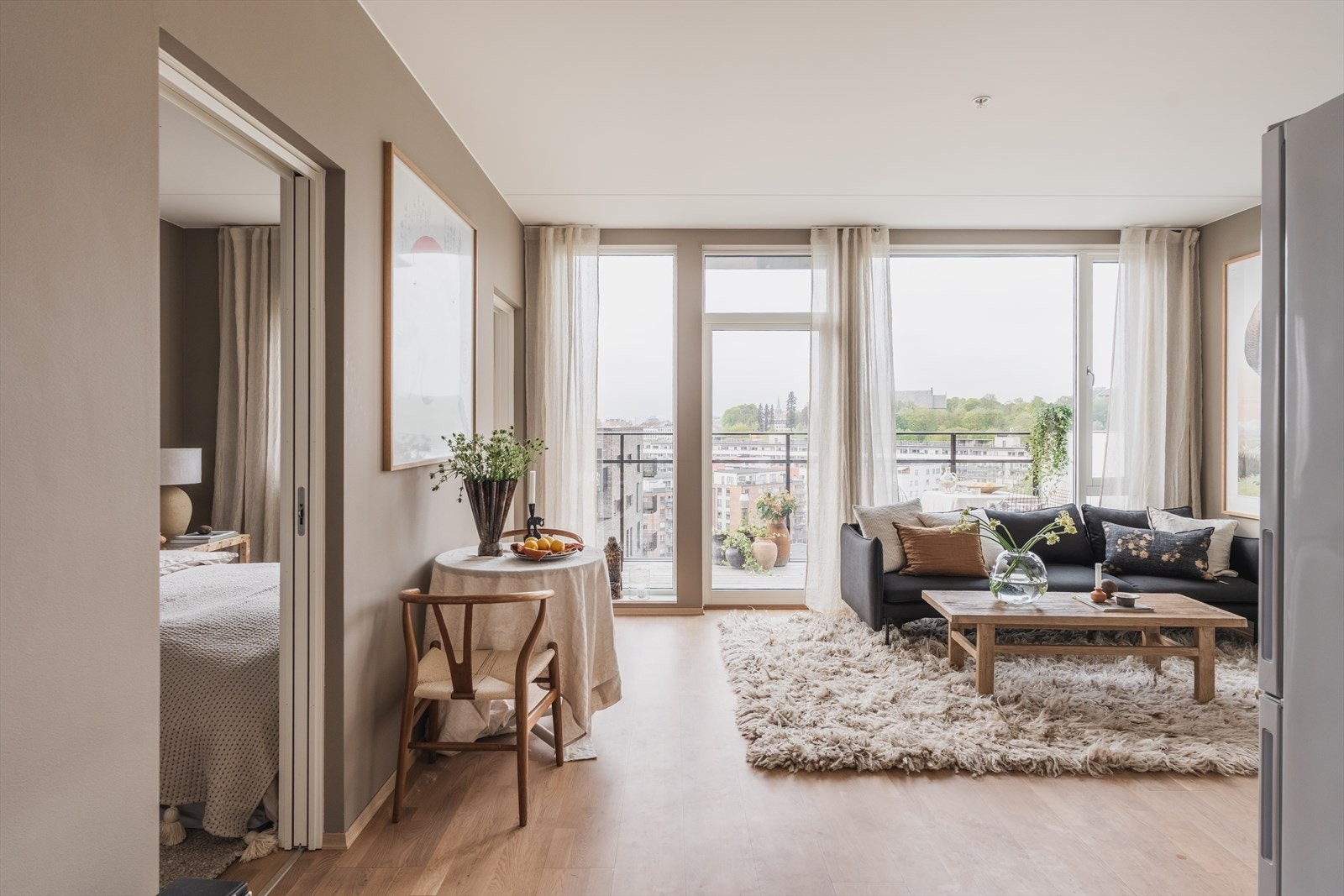 Rommets utforming gjør det enkelt å møblere etter behov og stil. Utsikten mot Holmenkollen og Vålerenga Kirke setter et unikt preg på rommet. Galleribilde