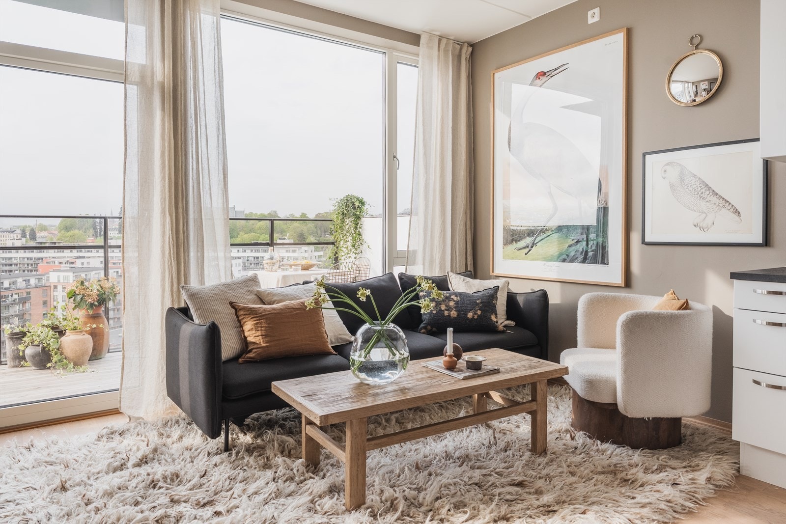 Leiligheten kombinerer moderne standard med god funksjonalitet. Store vindusflater gir en lys og luftig atmosfære. Galleribilde