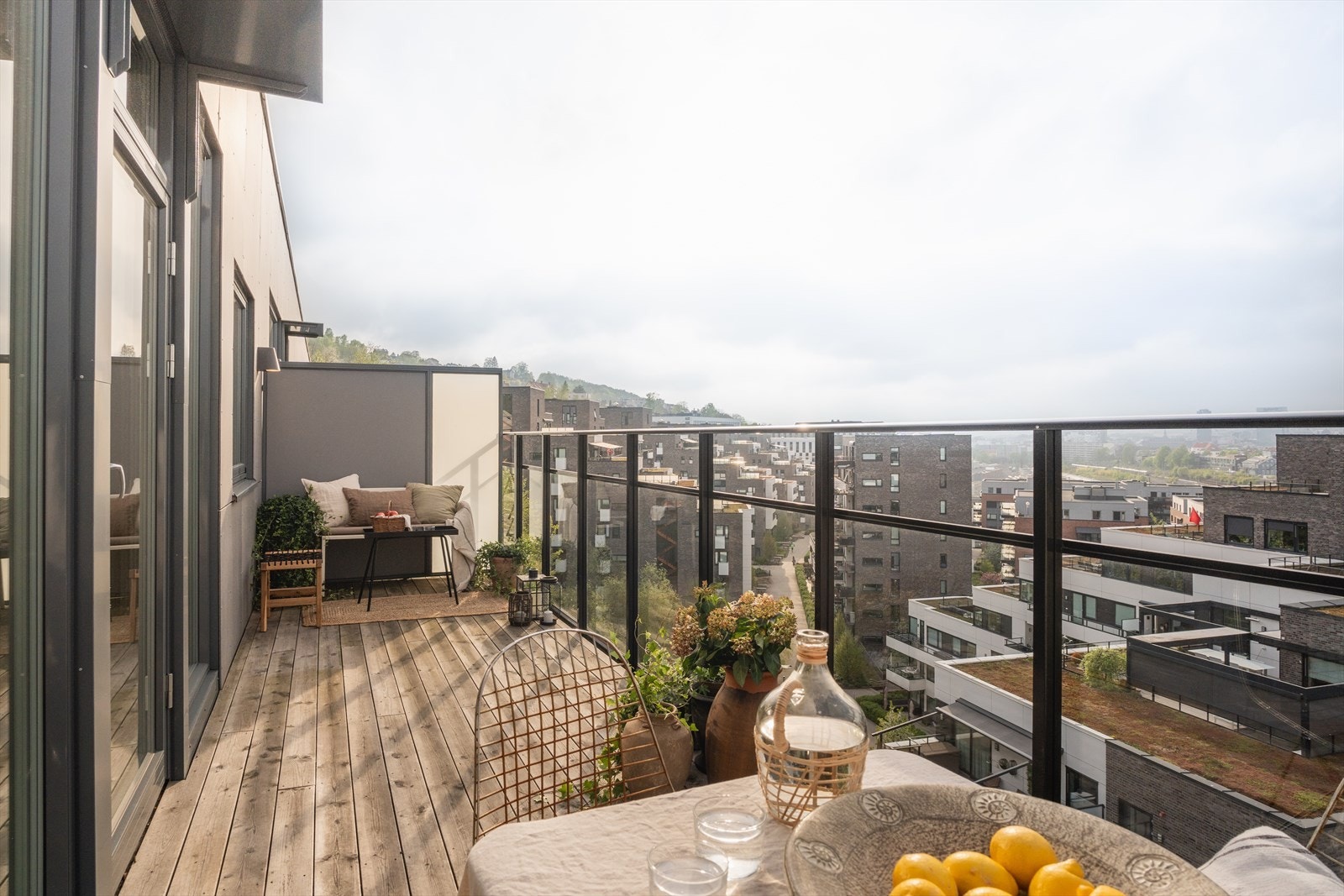 Glassrekkverk og tregulv gir et moderne og lekkert uttrykk. Balkongen har god plass til sittegruppe, grill og planter. Galleribilde