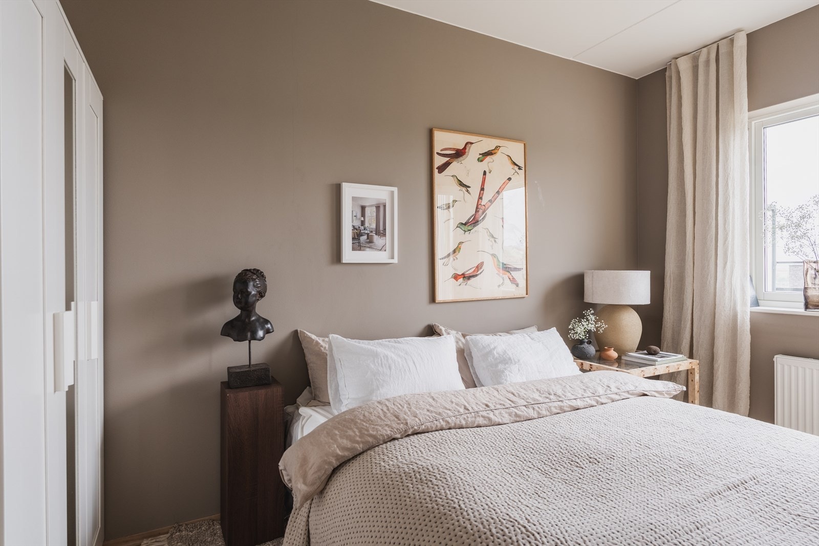 Soverommet er lyst og rolig med plass til dobbeltseng, nattbord og garderobeskap. Et rom som virkelig innbyr til hvile og ro. Galleribilde