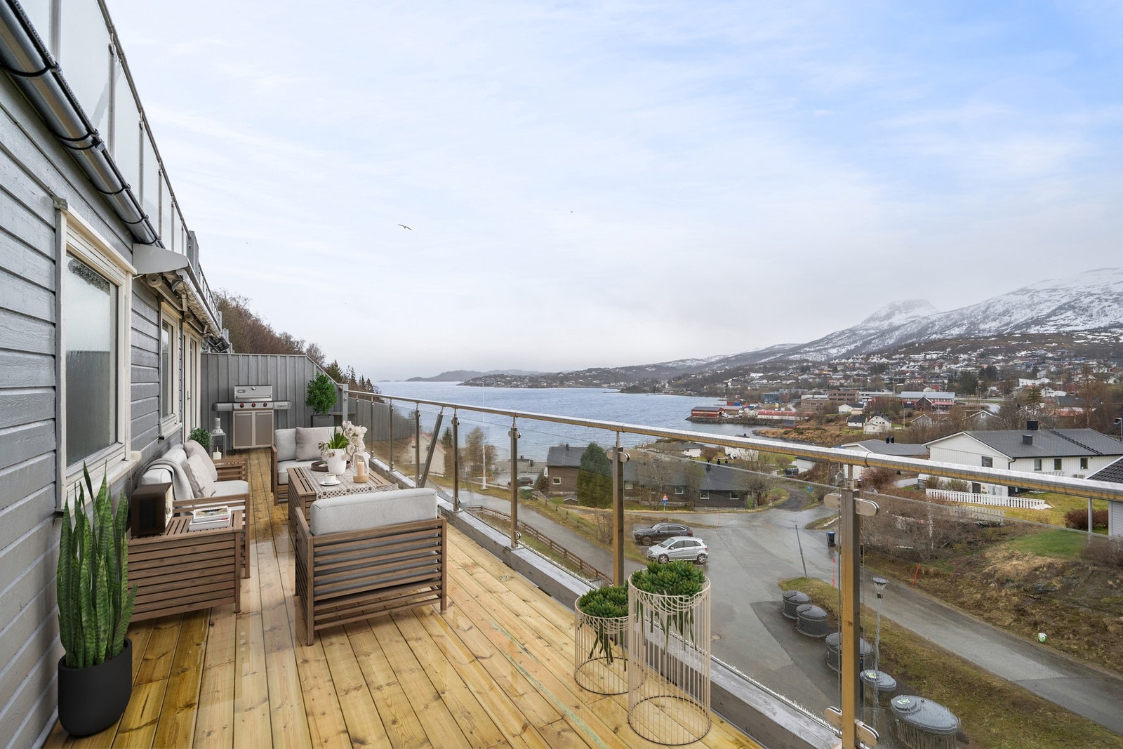 Stor solrik terrasse med havutsikt Galleribilde