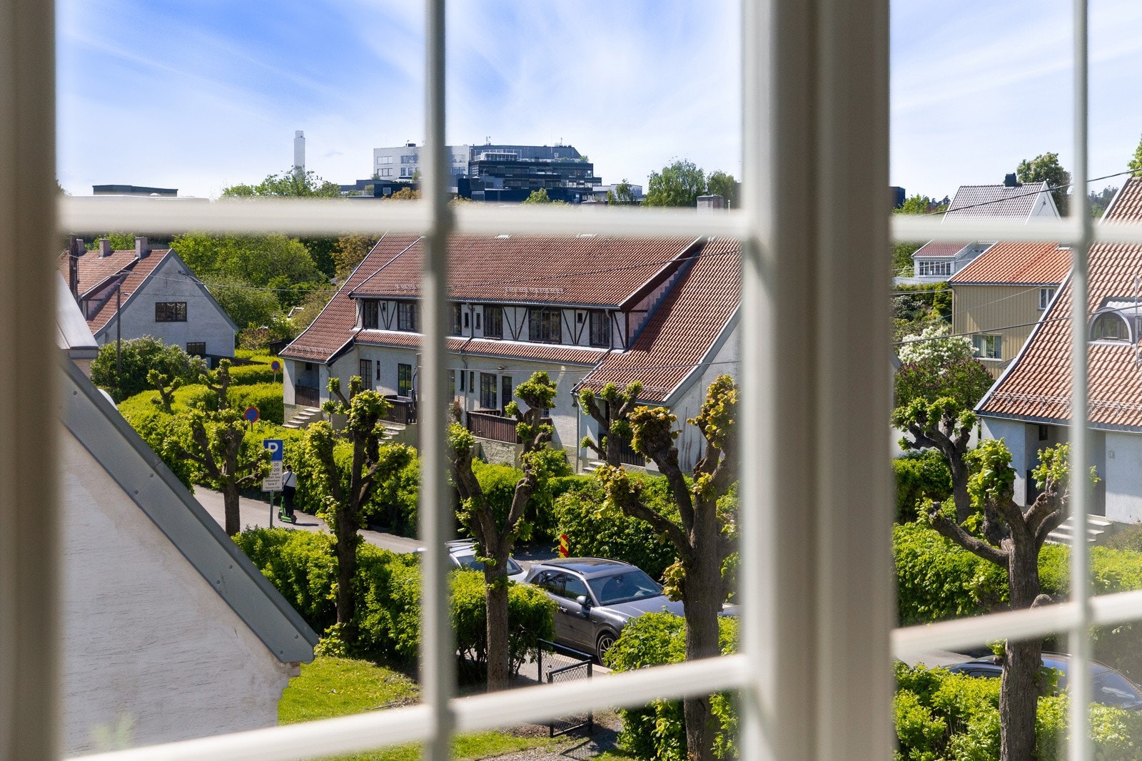 Hyggelig utsyn mot Hagebyen fra stuen Galleribilde