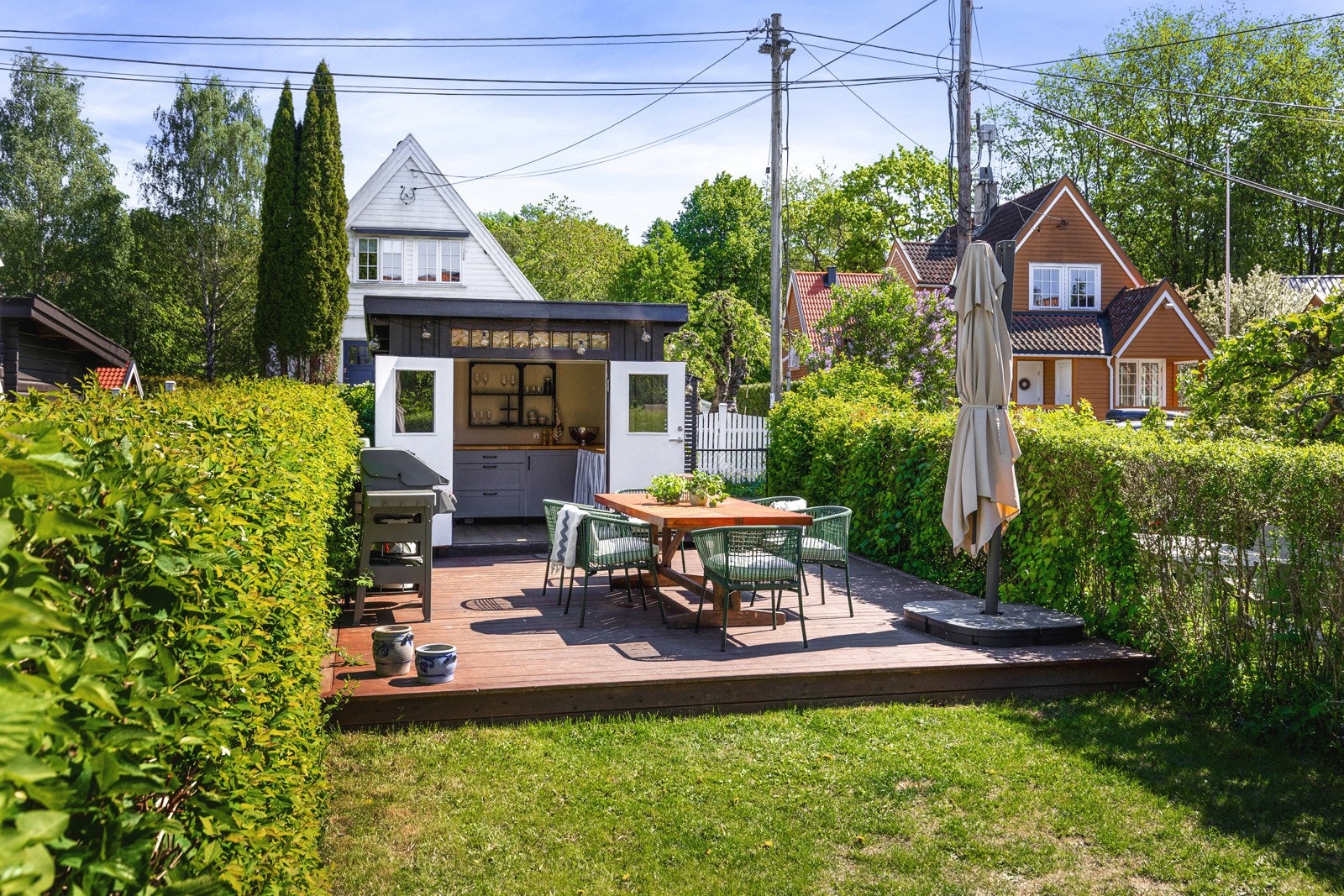 Meget solrik hageparsell med terrasse og utekjøkken Galleribilde