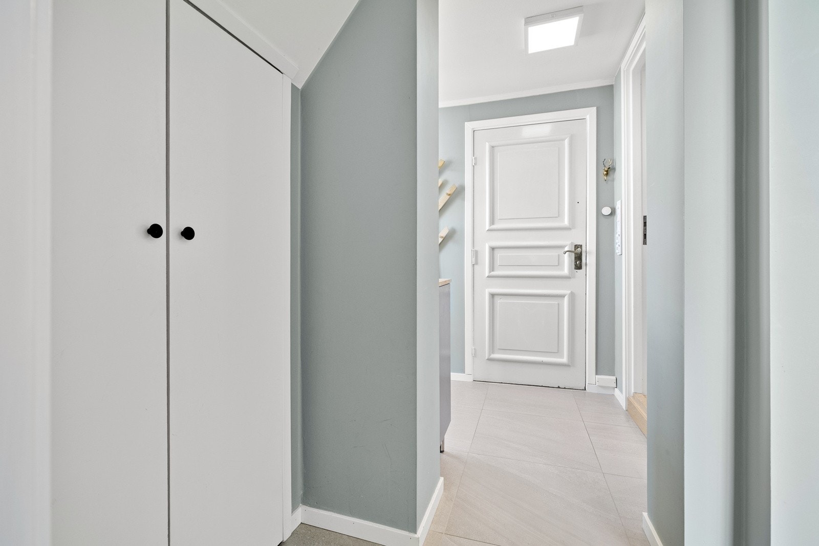 Praktisk skap i gang Galleribilde