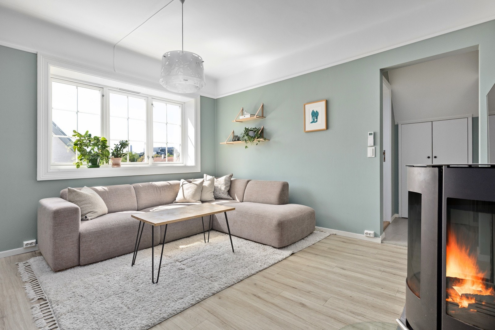 Lys stue med peis Galleribilde