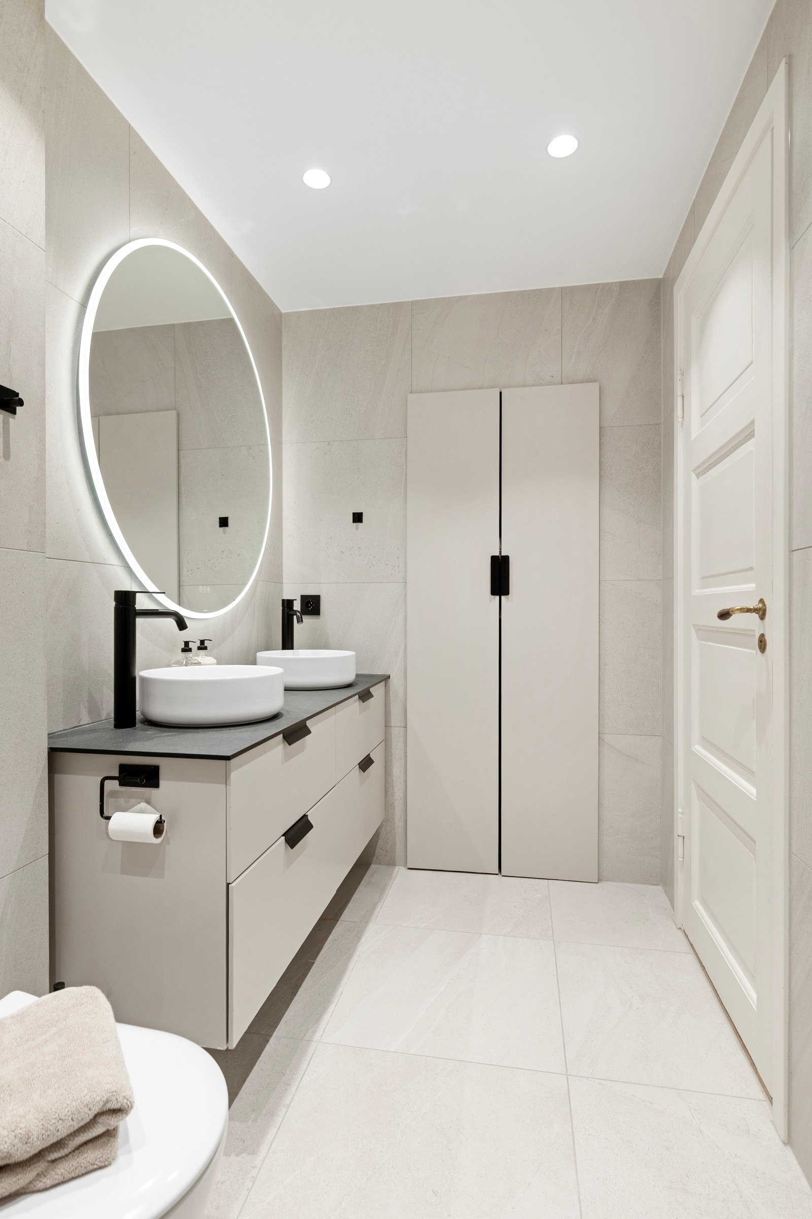 Gode oppbevaringsmuligheter under servant og i skap Galleribilde