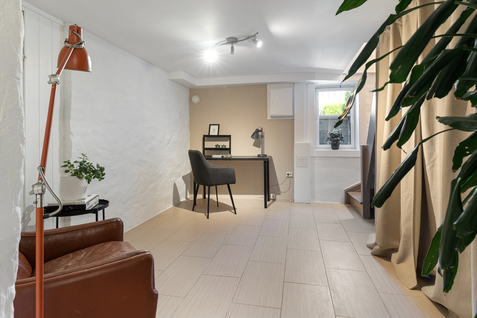 Innredet kjeller med flere bruksmuligheter Galleribilde