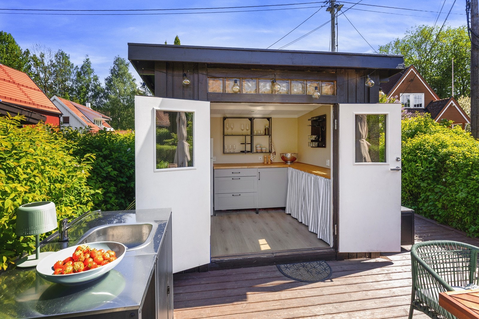 Det er trukket strøm til boden og utevann til plattingen med flere kontaktpunkter i hagen for enkel vanning Galleribilde