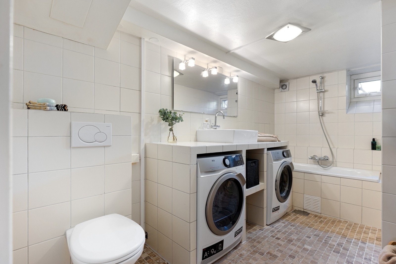 Bad med opplegg for vaskemaskin i kjelleretasjen Galleribilde