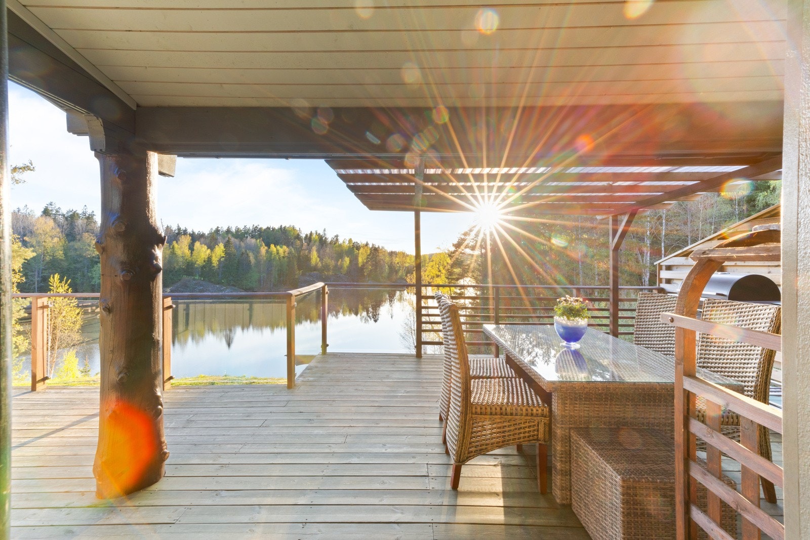 Romslig terrasse med nydelig utsikt til vannet i vest. Galleribilde