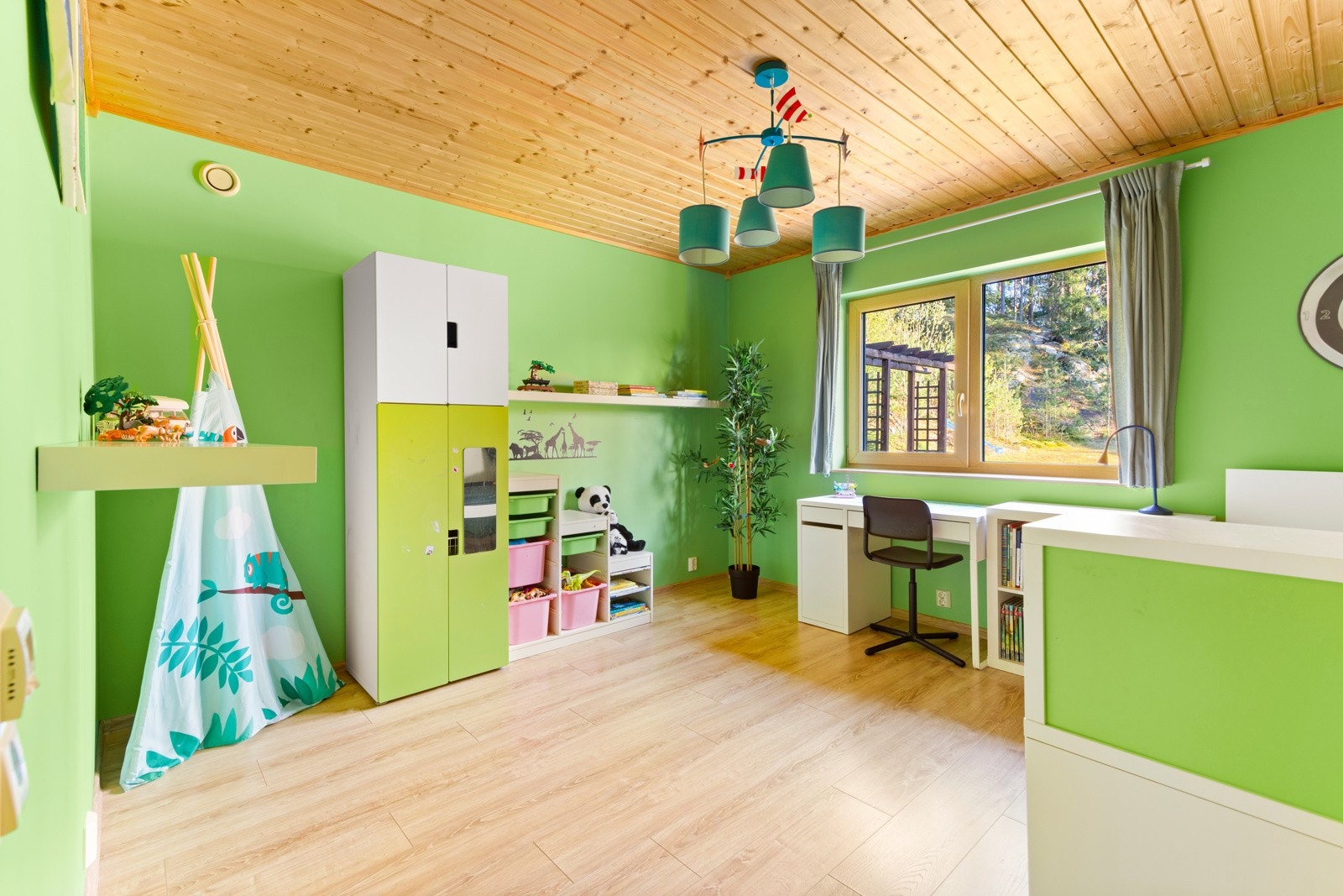 Soverom 2 med god plass til stor seng, garderobe, skrivebord, lek og moro. Galleribilde