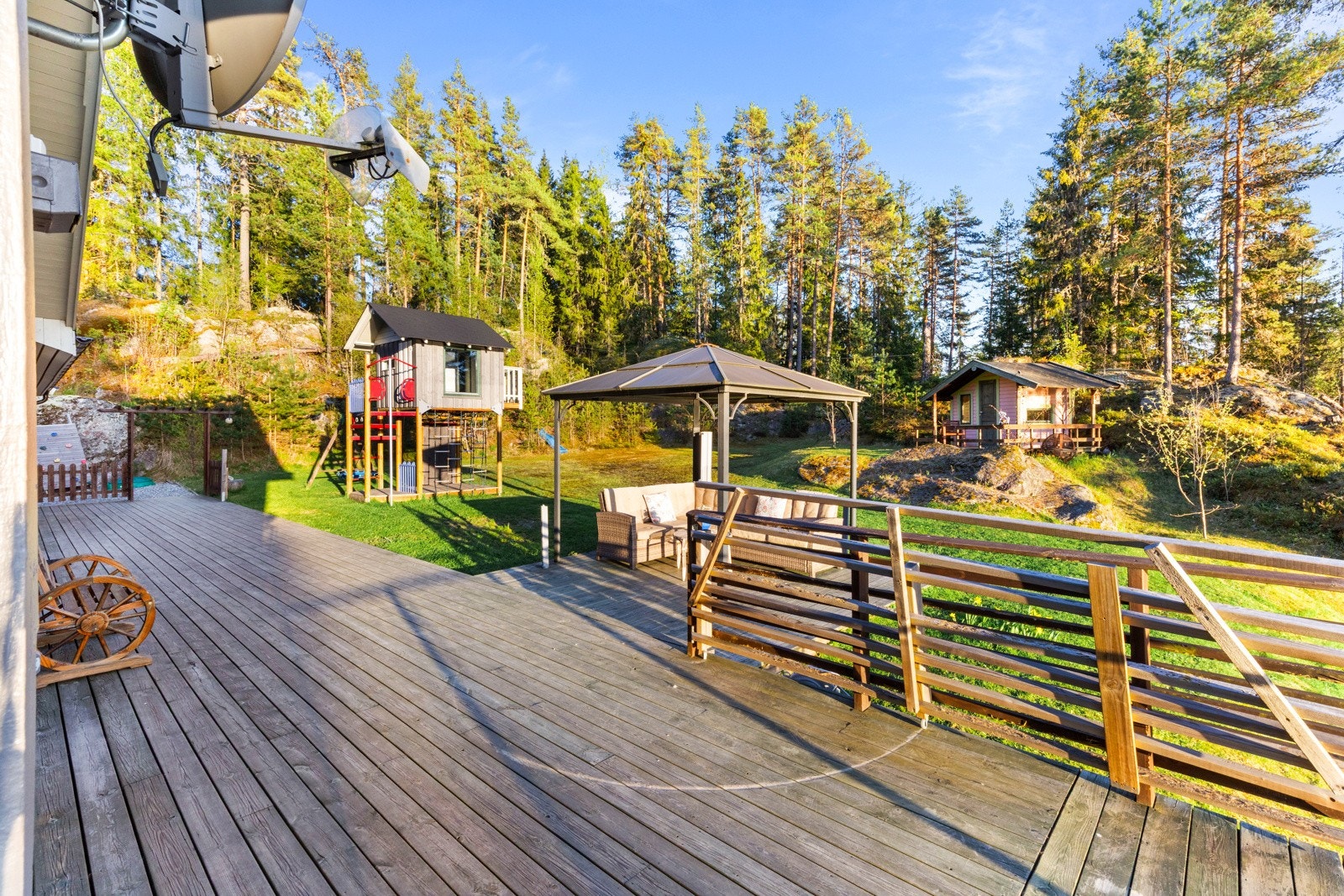 Perfekt og nyte solen og utsikten mens barna leker. Galleribilde