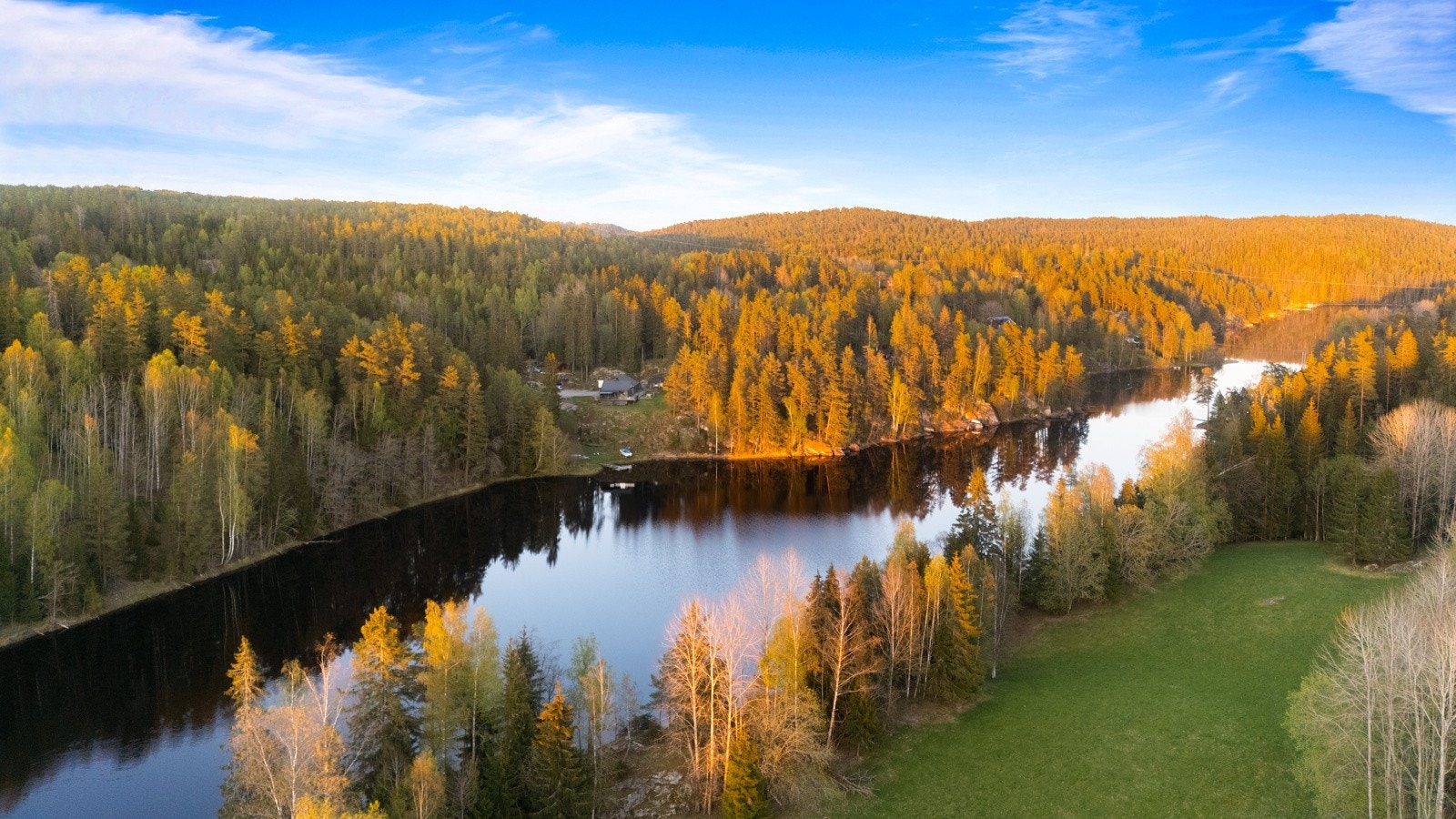 Solen til sen kveld. Flotte forhold for padling i kano, kajakk osv. Galleribilde